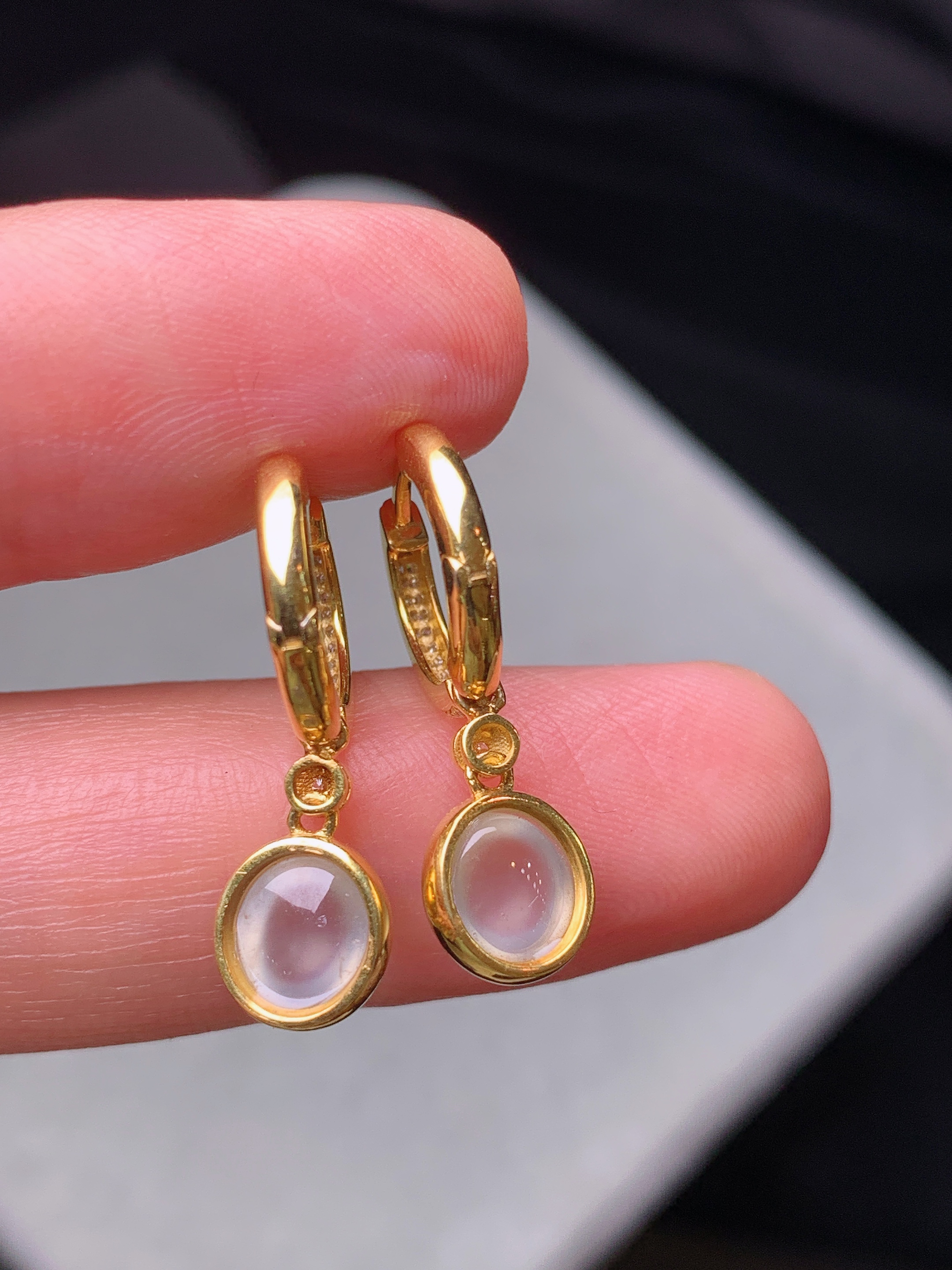 18k金钻镶嵌冰种蛋面耳坠 玉质细腻 色泽艳丽清新 水润亮眼 整体尺寸22.5*7*3.8m3