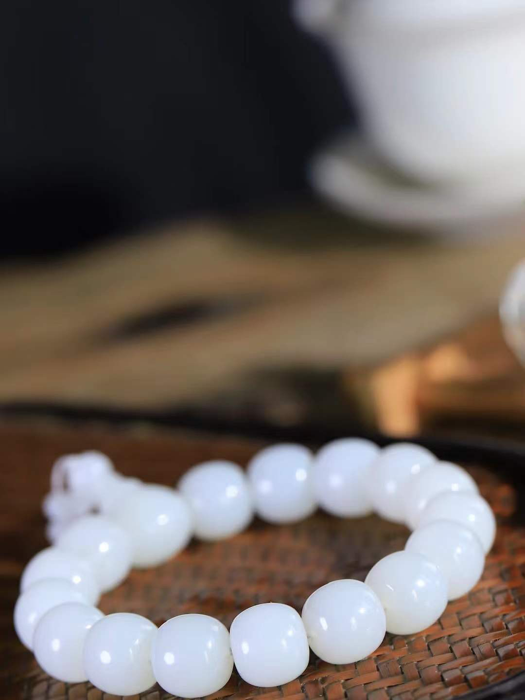 （老型珠.手串）

精品和田玉白玉老型珠手串，玉质细腻油润 饱满光滑 质朴无华，悠远简单，人心境界远，百世修炼深，心灵常驻善意持，觉悟人生百世修。重59.6克    尺寸取一11.8-12.8mm    1040300A