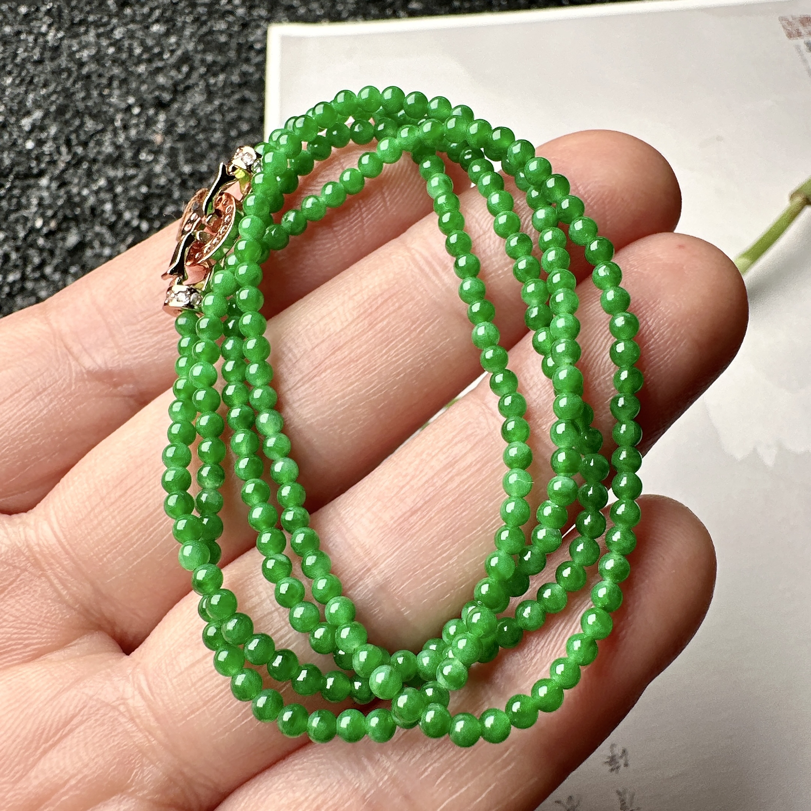 【冰种满绿小米珠手串】冰阳绿色泽，质地细腻，光感很好，色泽娇艳纯正。完整度很不错。