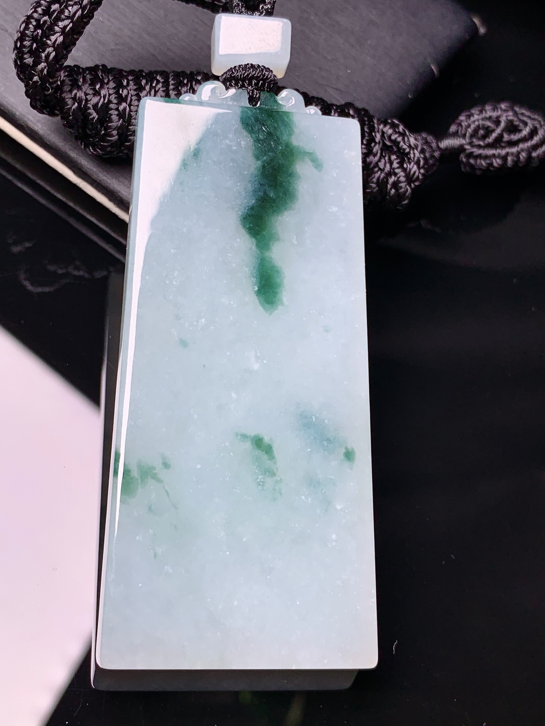 飘绿无事牌吊坠 玉质细腻 色泽艳丽清新 水润亮眼 整体尺寸64*28.8*6.2L1