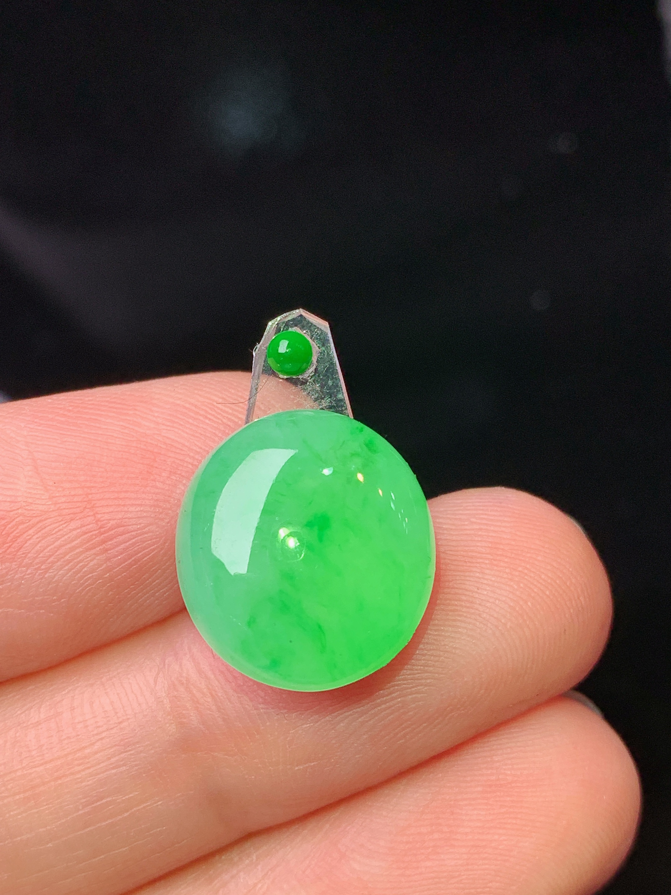 镶嵌款 翠绿蛋面吊坠 玉质细腻 色泽艳丽清新 水润亮眼 整体尺寸14.6*13.2*5.8*2x