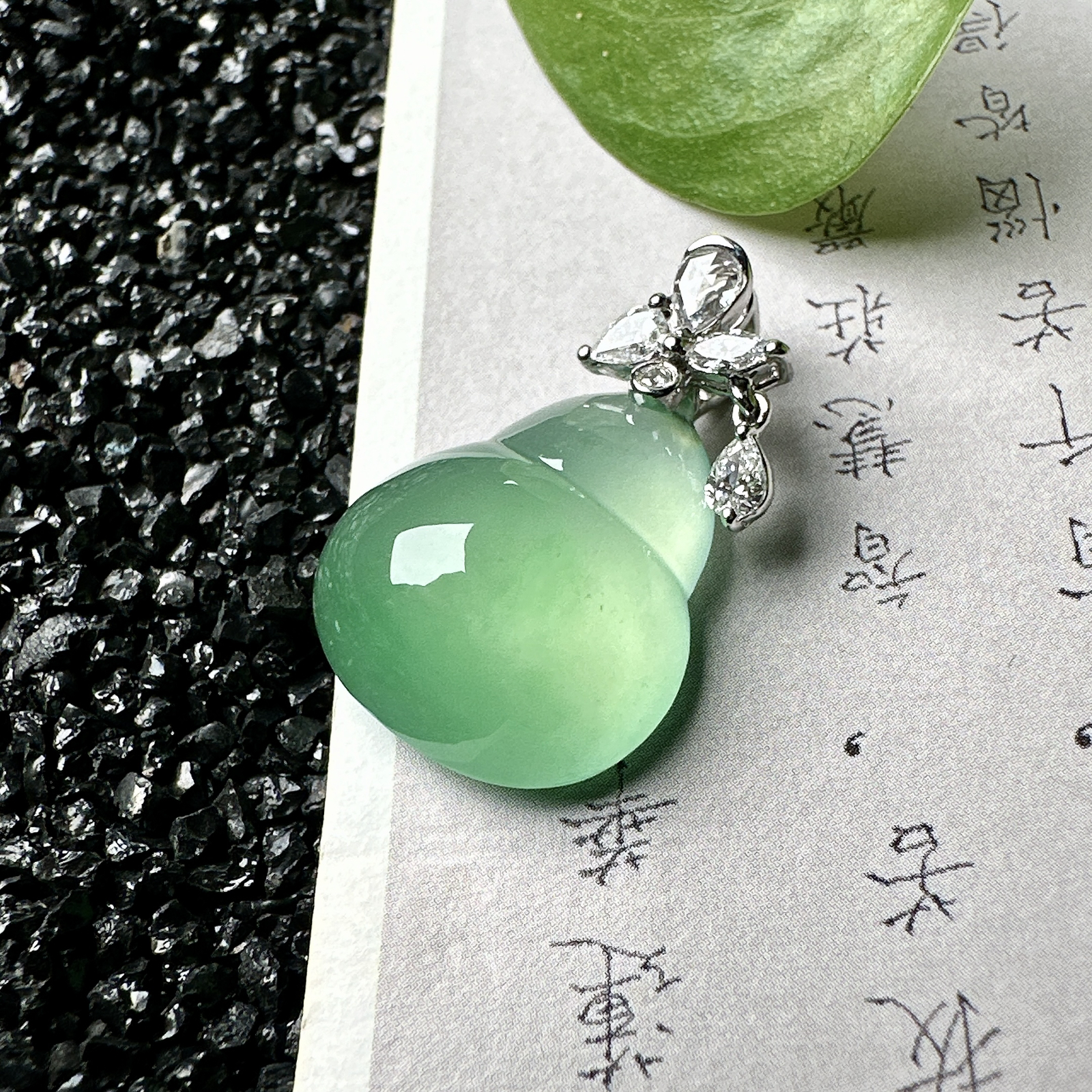 【冰种飘绿葫芦吊坠】质地细腻清爽，荧光感强烈，起刚光强烈，18K金钻镶嵌，裸石尺寸18*14.8*7毫米