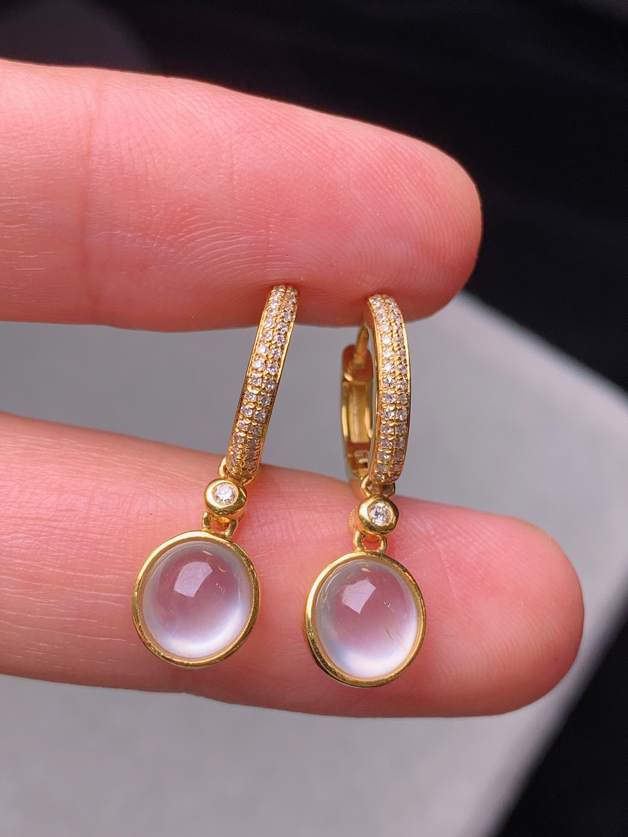 18k金钻镶嵌冰种蛋面耳坠 玉质细腻 色泽艳丽清新 水润亮眼 整体尺寸22.5*7*3.8m3