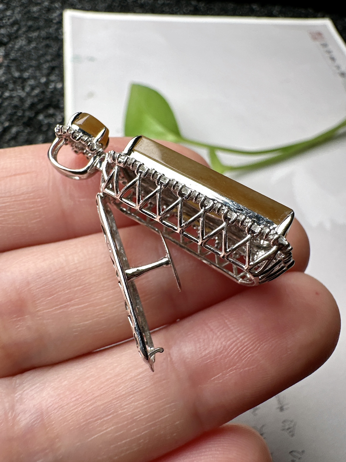 【冰种黄翡无事牌吊坠】质地细腻，冰润通透，晶莹闪亮。收藏品质，18k金钻镶嵌，裸石尺寸22.2*12*3.8毫米