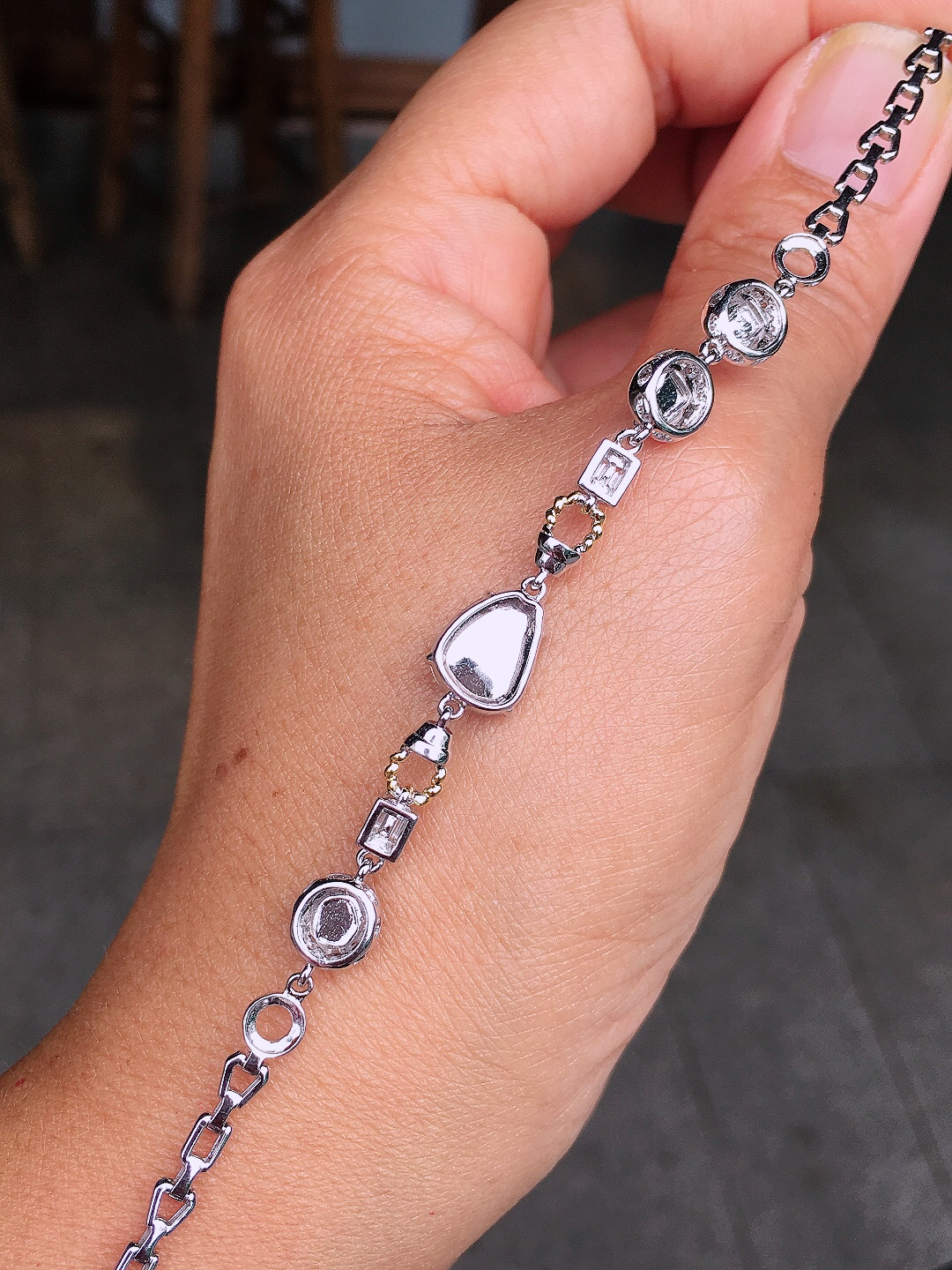 多彩特色手链，色泽均匀艳丽，玉质细腻，荧光感超
强，饱满圆润，尽显优雅气质，18k
金豪华镶嵌