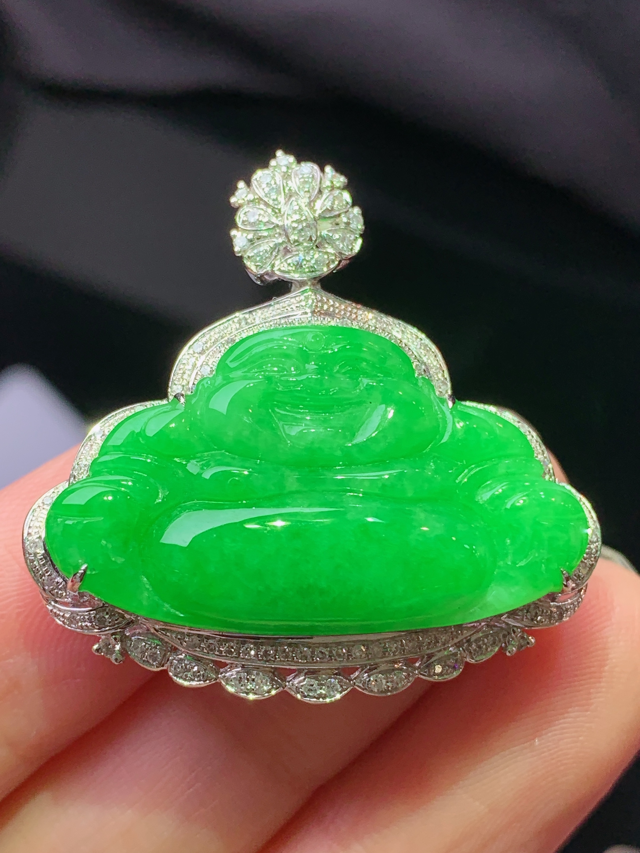 18k金钻镶嵌翠绿佛公吊坠 玉质细腻 色泽艳丽清新 水润亮眼 整体尺寸31.8*32*10m2