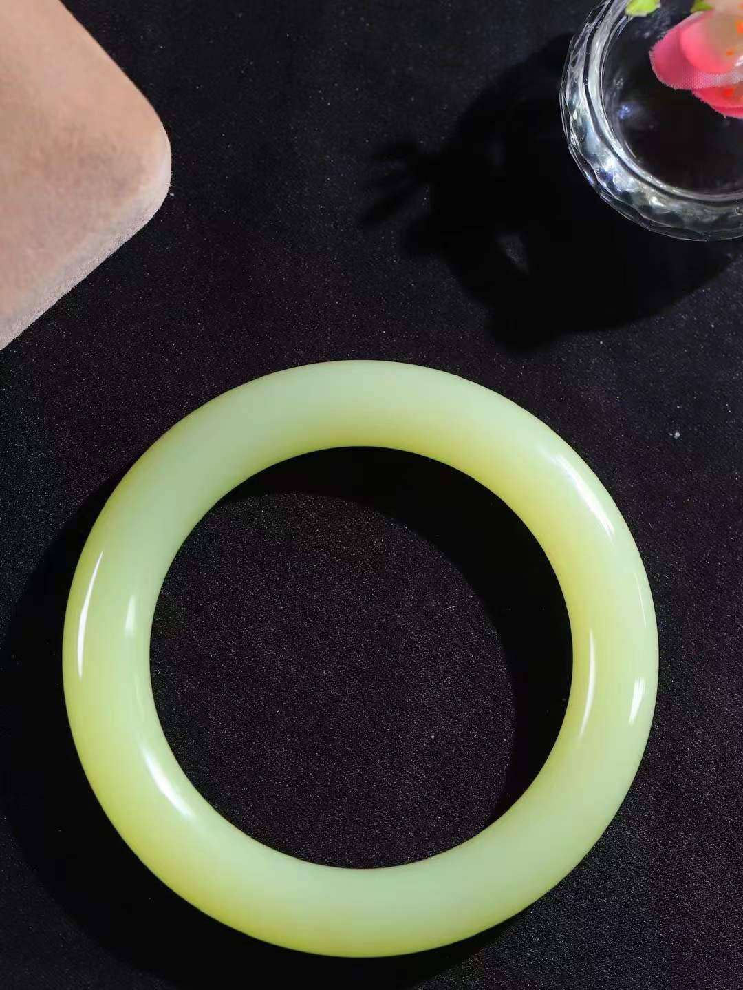 （冬日暖阳.手镯）

精品️和田玉黄口圆条手镯 质地油润，大气雅致，清风明月潺潺，浮浮洗尽铅华随于心，净于念……重70.7克  尺寸56.5-12-11.7mm fDT-9940374