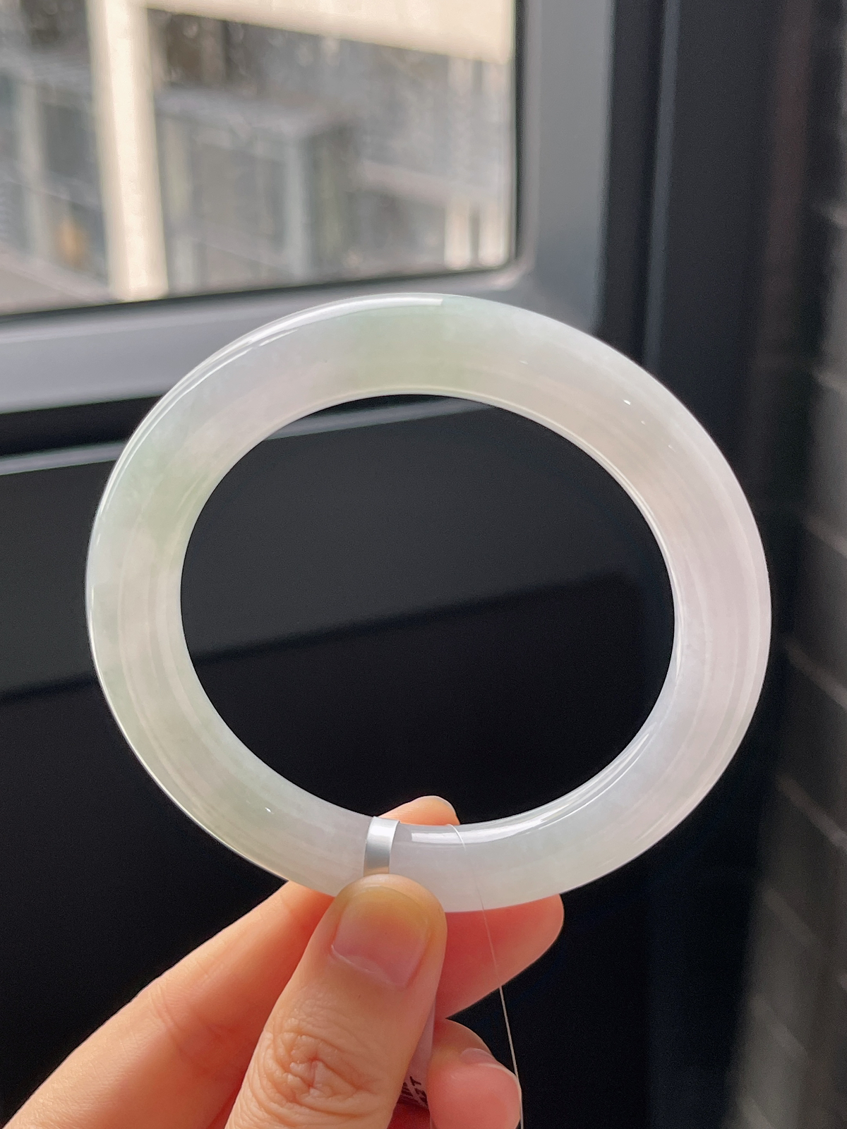 圆镯57圈口，翡翠冰糯种淡绿色手镯