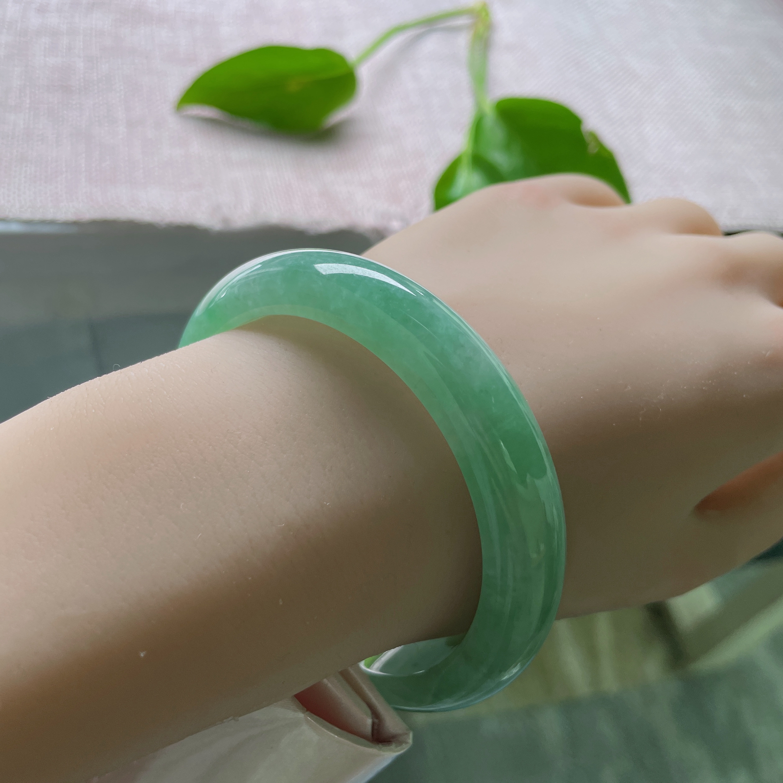 56.6/11.7/8，满绿正圈，色匀如水，质润如脂，娇艳欲滴，倾国倾城..