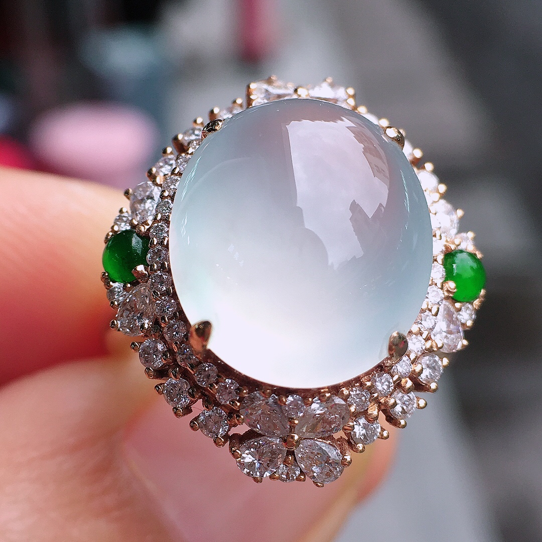 冰种蛋面戒指，玉质细腻，荧光感超
强，饱满圆润，尽显优雅气质，18k
金豪华镶嵌