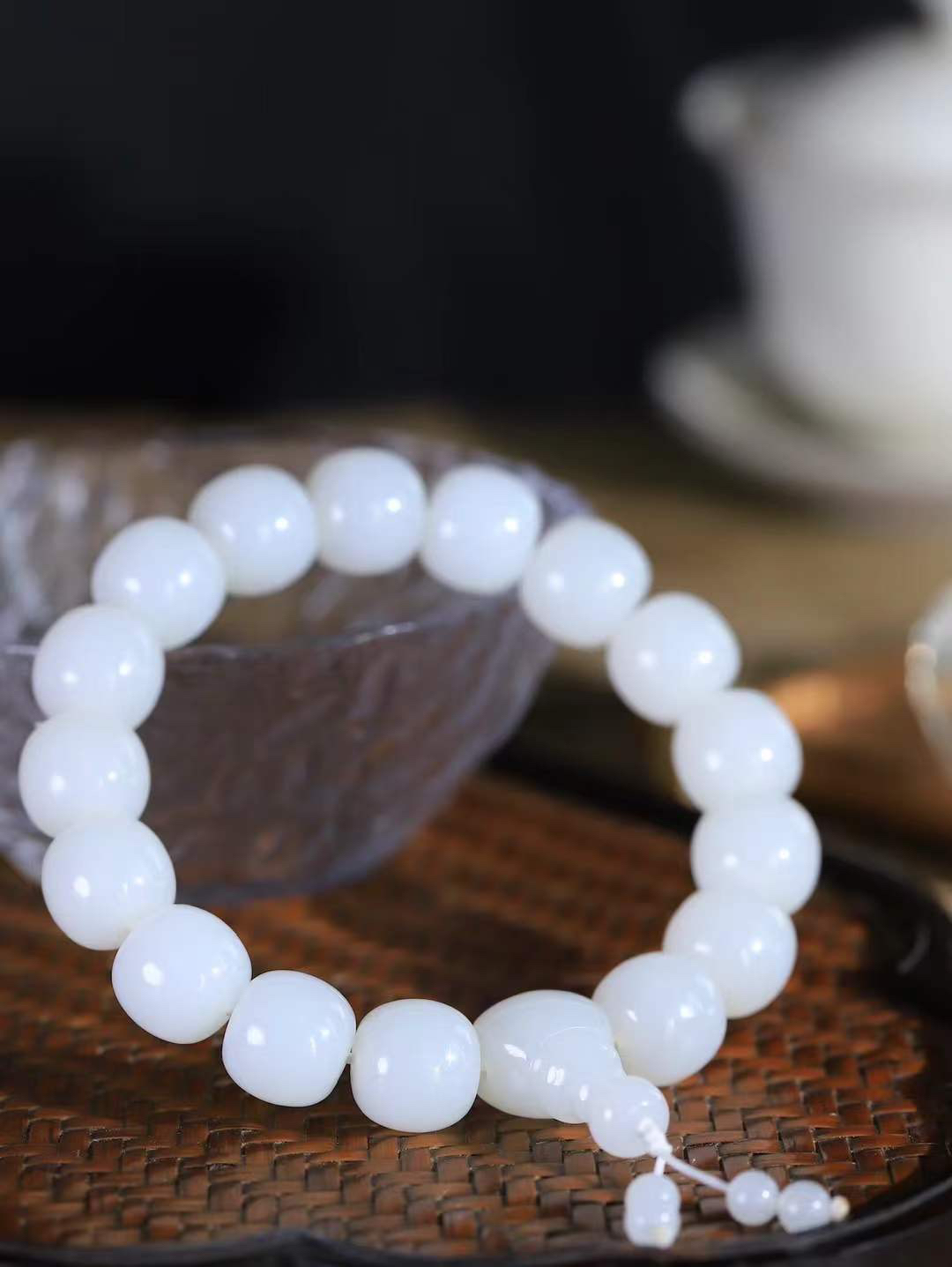 （老型珠.手串）

精品和田玉白玉老型珠手串，玉质细腻油润 饱满光滑 质朴无华，悠远简单，人心境界远，百世修炼深，心灵常驻善意持，觉悟人生百世修。重59.6克    尺寸取一11.8-12.8mm    1040300A