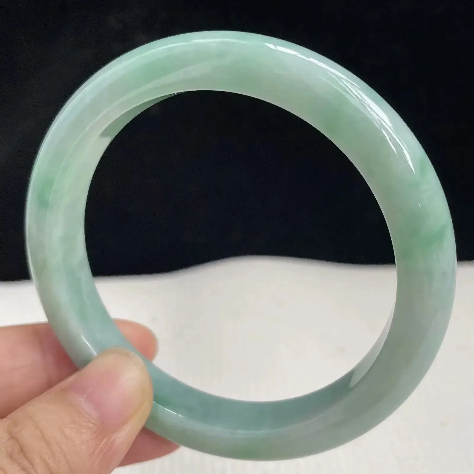 55圈口自然光拍摄天然翡翠A货飘绿好种水正圈手镯 43克