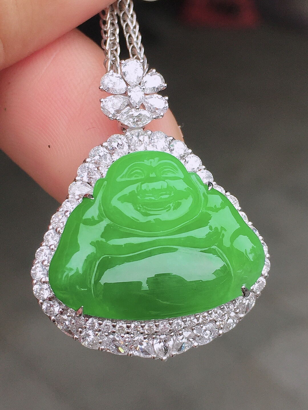 阳绿佛公吊坠，色泽均匀艳丽，玉质细腻，荧光感超
强，饱满圆润，尽显优雅气质，18k
金豪华镶嵌