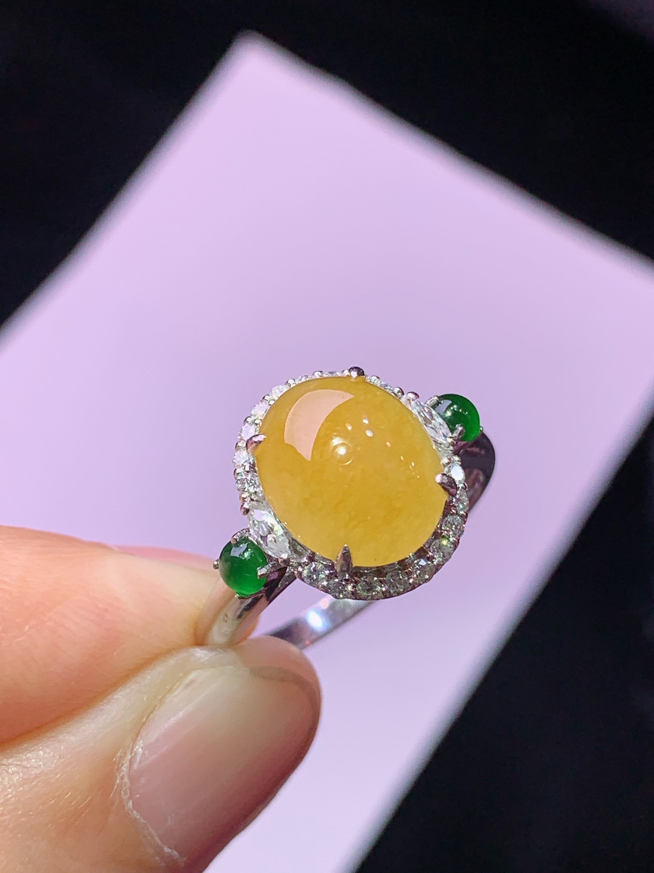 18k金钻镶嵌黄翡蛋面戒指 玉质细腻 色泽艳丽清新 水润亮眼 圈口14.5 整体尺寸12.5*11*