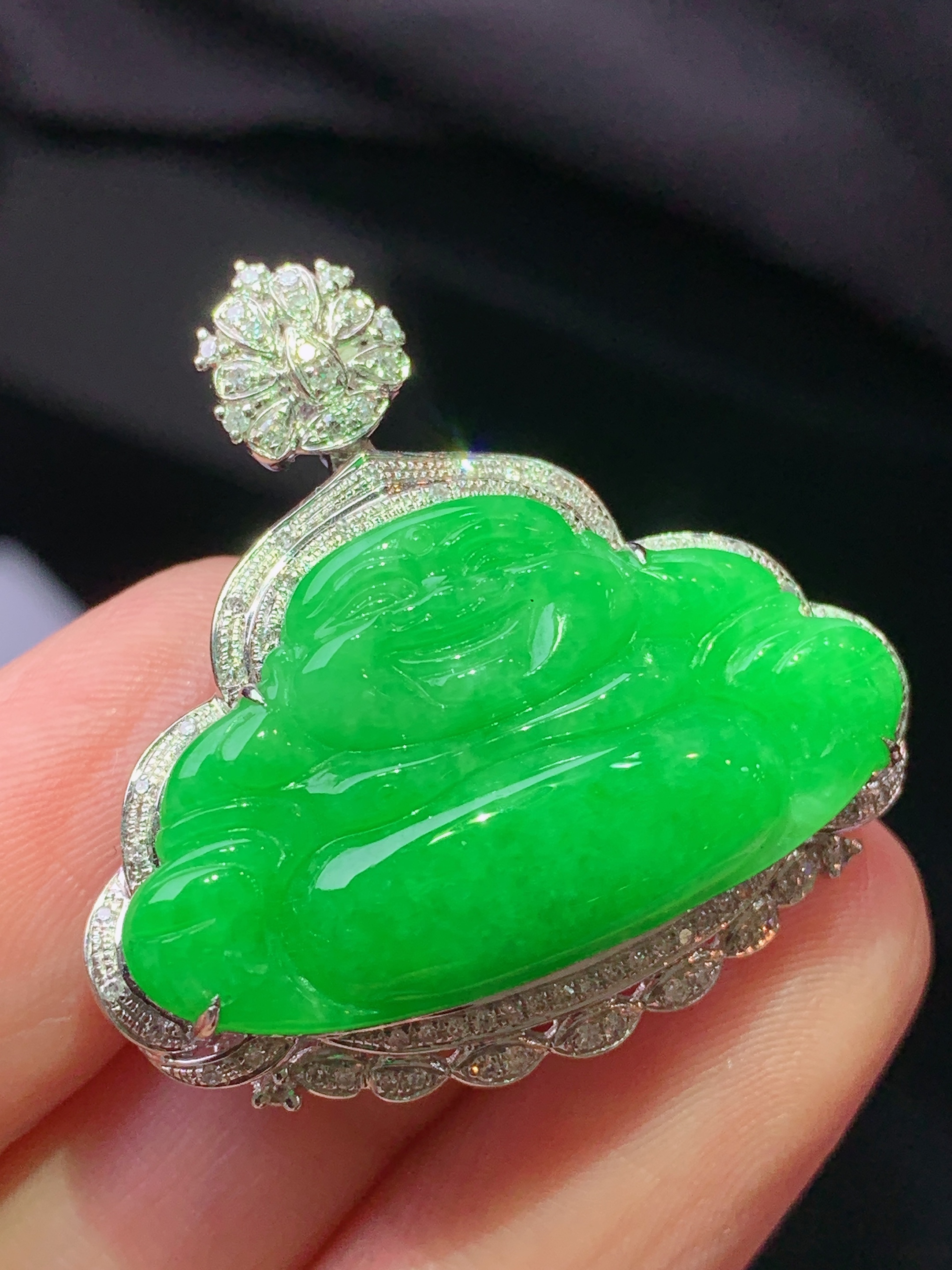 18k金钻镶嵌翠绿佛公吊坠 玉质细腻 色泽艳丽清新 水润亮眼 整体尺寸31.8*32*10m2