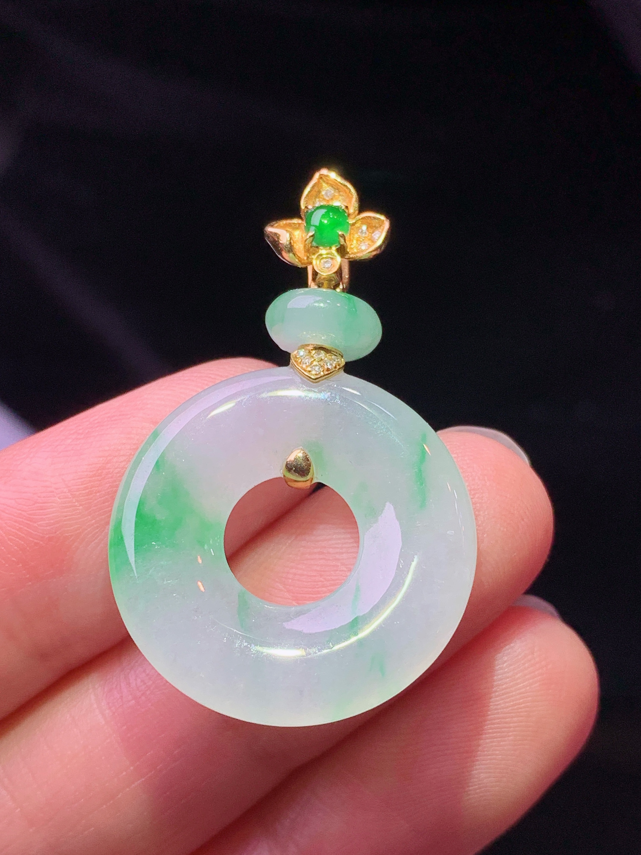 18k金钻镶嵌飘绿平安环吊坠 玉质细腻 色泽艳丽清新 水润亮眼 整体尺寸34.5*22.2*3.7b1