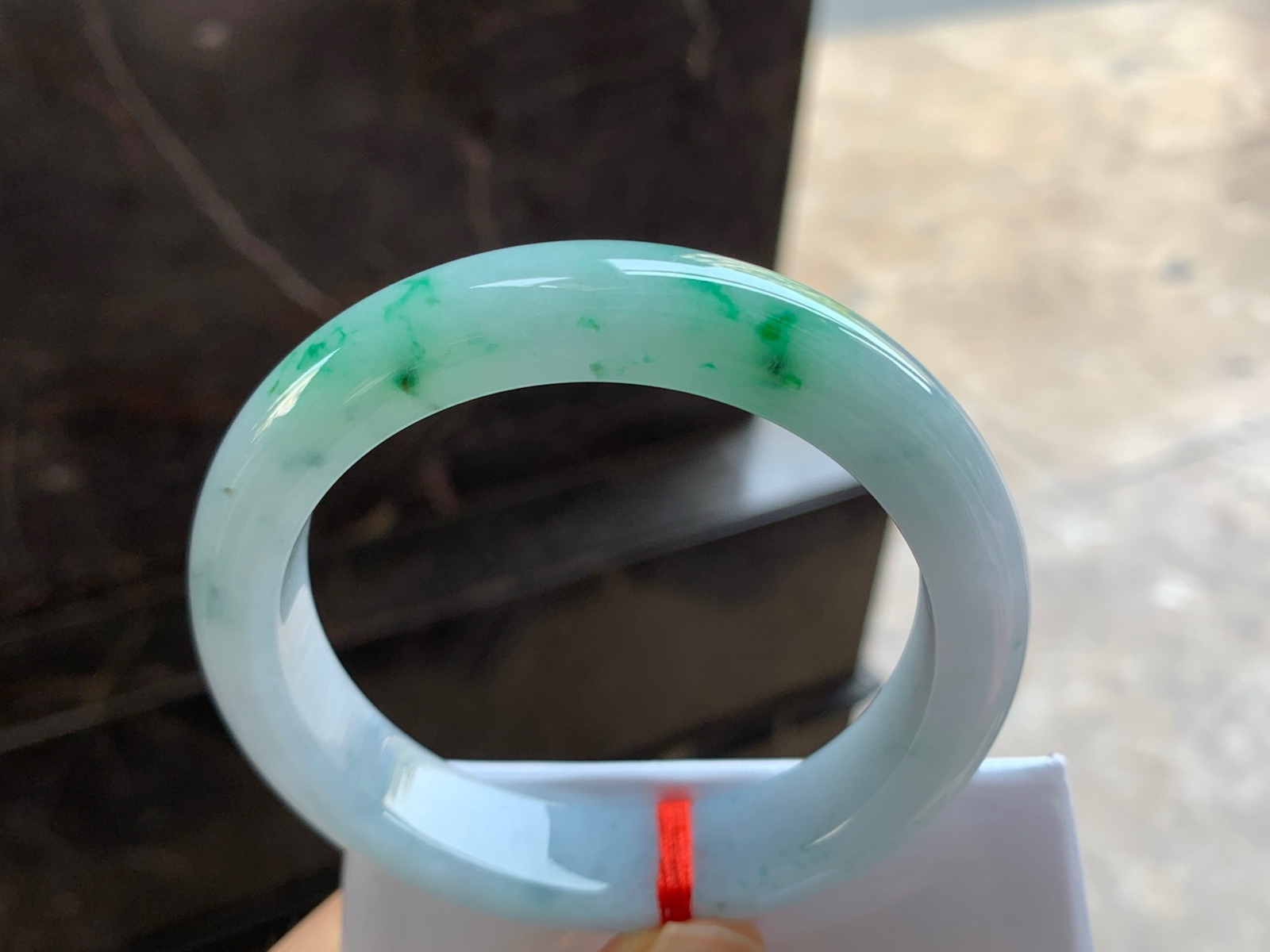 56.5-12.5-8.8

带色手镯^_^颜色好看 玉质温润