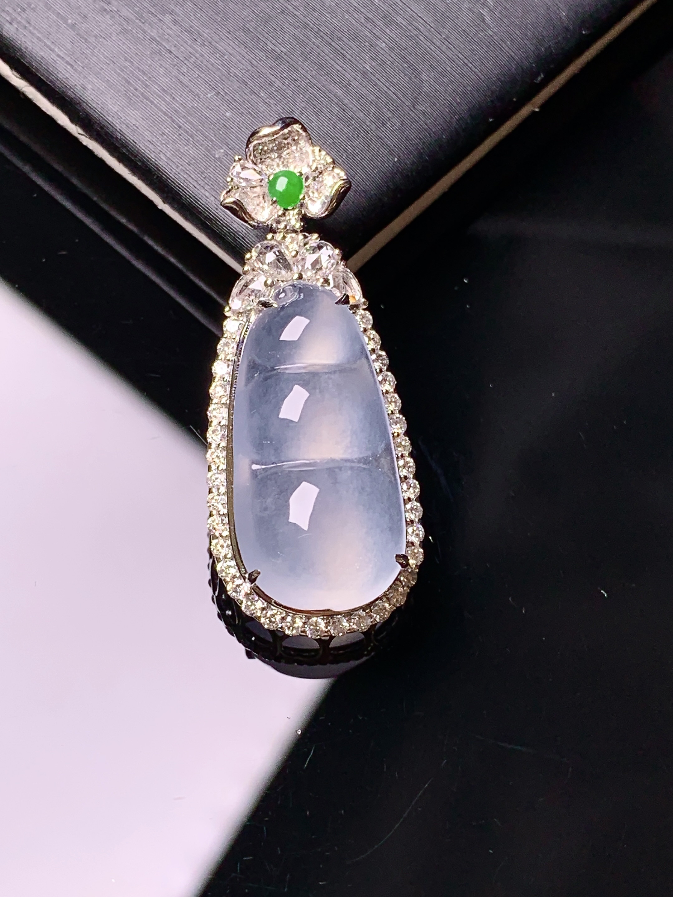 18k金钻镶嵌冰种四季豆吊坠 玉质细腻 色泽艳丽清新 水润亮眼 整体尺寸31*12.6*7.8f3