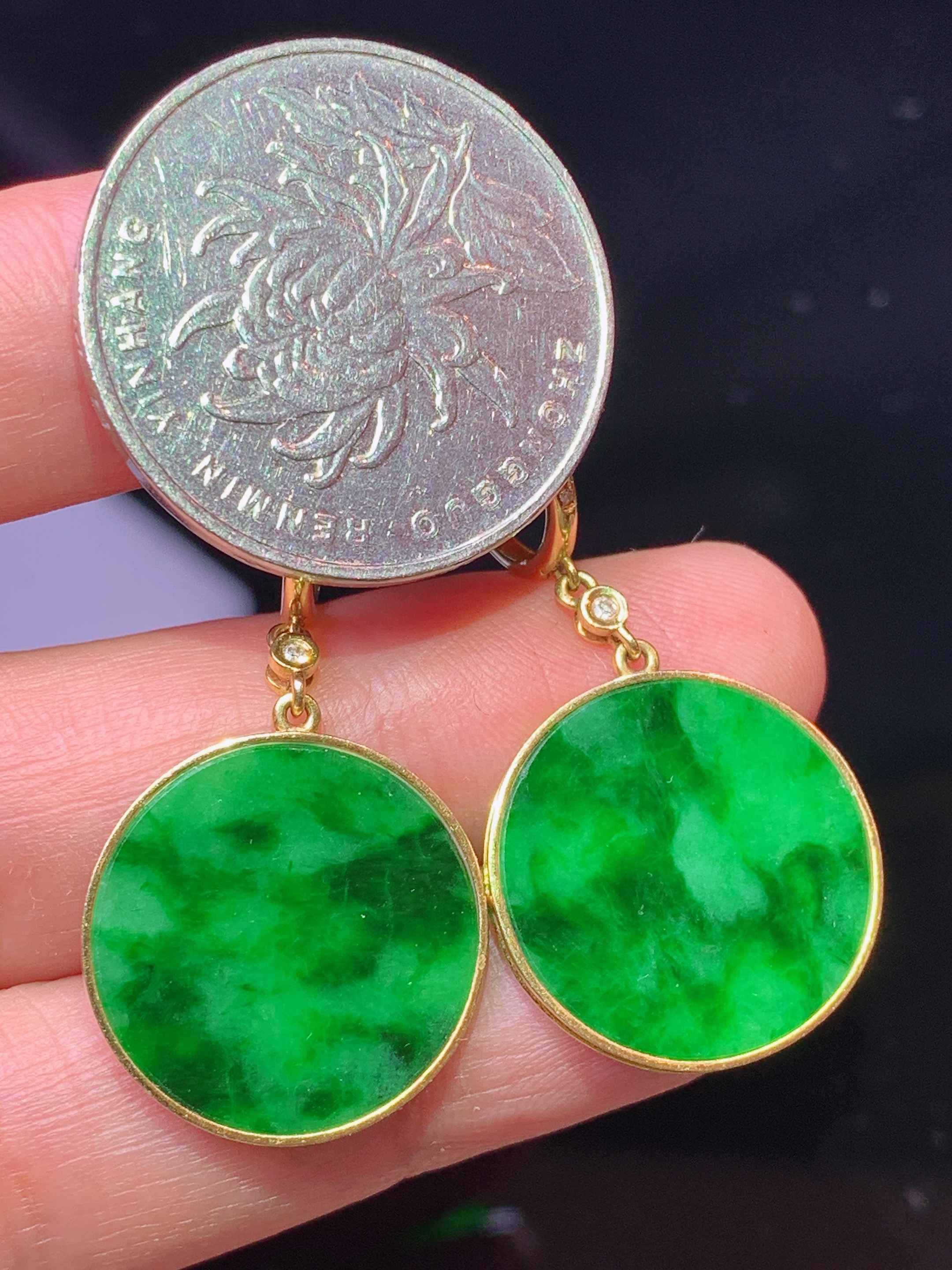 18k金钻镶嵌翠绿圆牌耳坠 玉质细腻 色泽艳丽清新 水润亮眼 整体尺寸34.2*18.5*2*b1