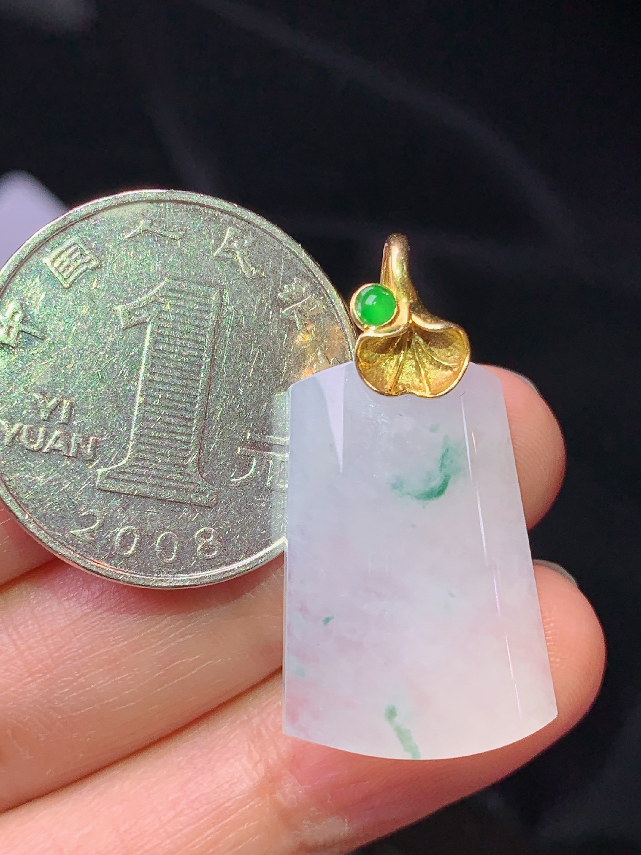 18k金镶嵌飘绿无事牌吊坠 玉质细腻 色泽艳丽清新 水润亮眼 整体尺寸31.7*17*5.8b1