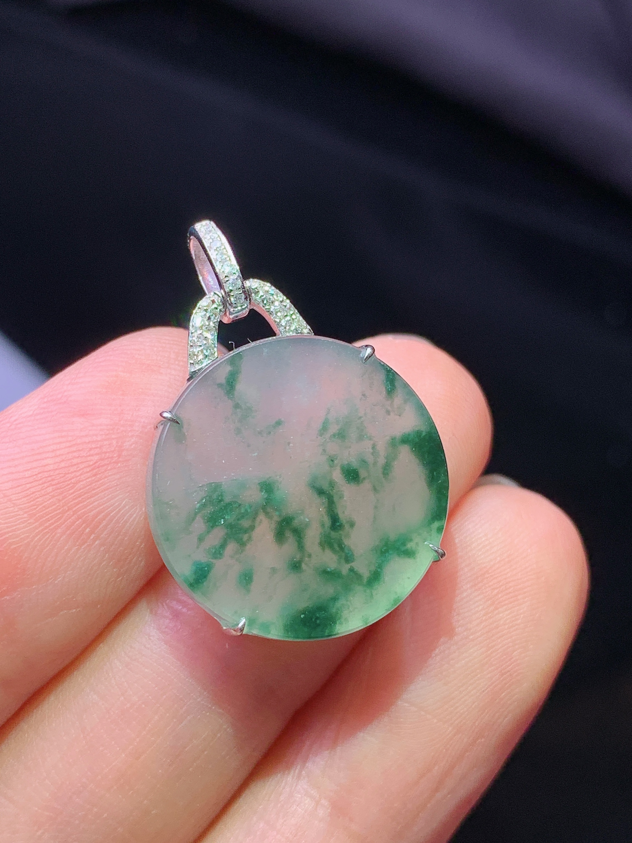 18k金钻镶嵌冰种飘绿圆牌吊坠 玉质细腻 色泽艳丽清新 水润亮眼 整体尺寸25.8*17.5*4.8