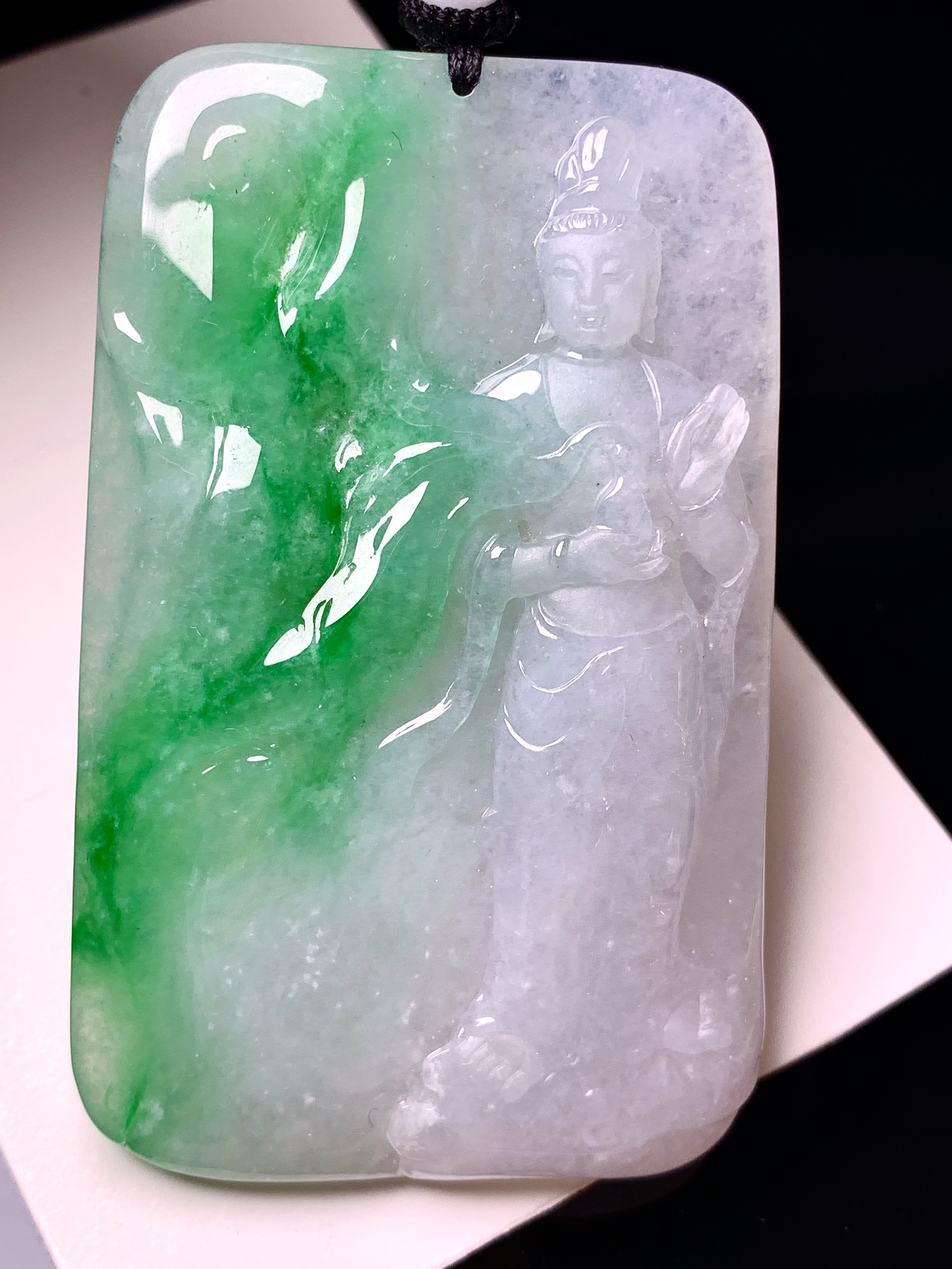 飘绿观音菩萨吊坠 玉质细腻 色泽艳丽清新 水润亮眼 整体尺寸69*43*8.2w1