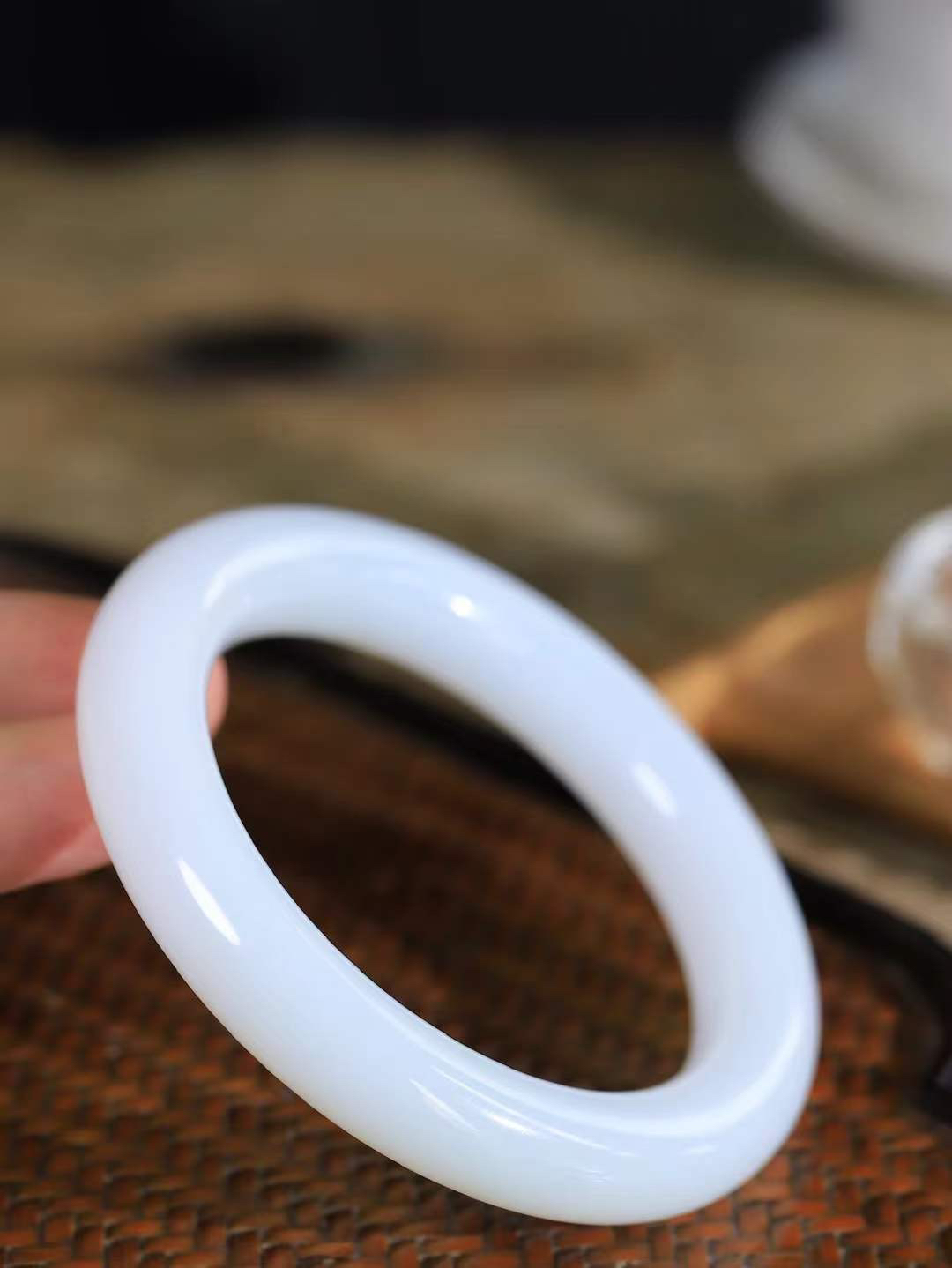 【玉佳人·手镯】

收藏级臻品和田玉白玉圆条手镯 ，玉质细腻油润，做工细致精美，端庄素雅，亭亭玉立，芊芊素手。芊芊素手，怎能忘镯？秀美圆条，更显婀娜。内径59.5mm 尺寸12.6-12.1mm重79.2克6940500T