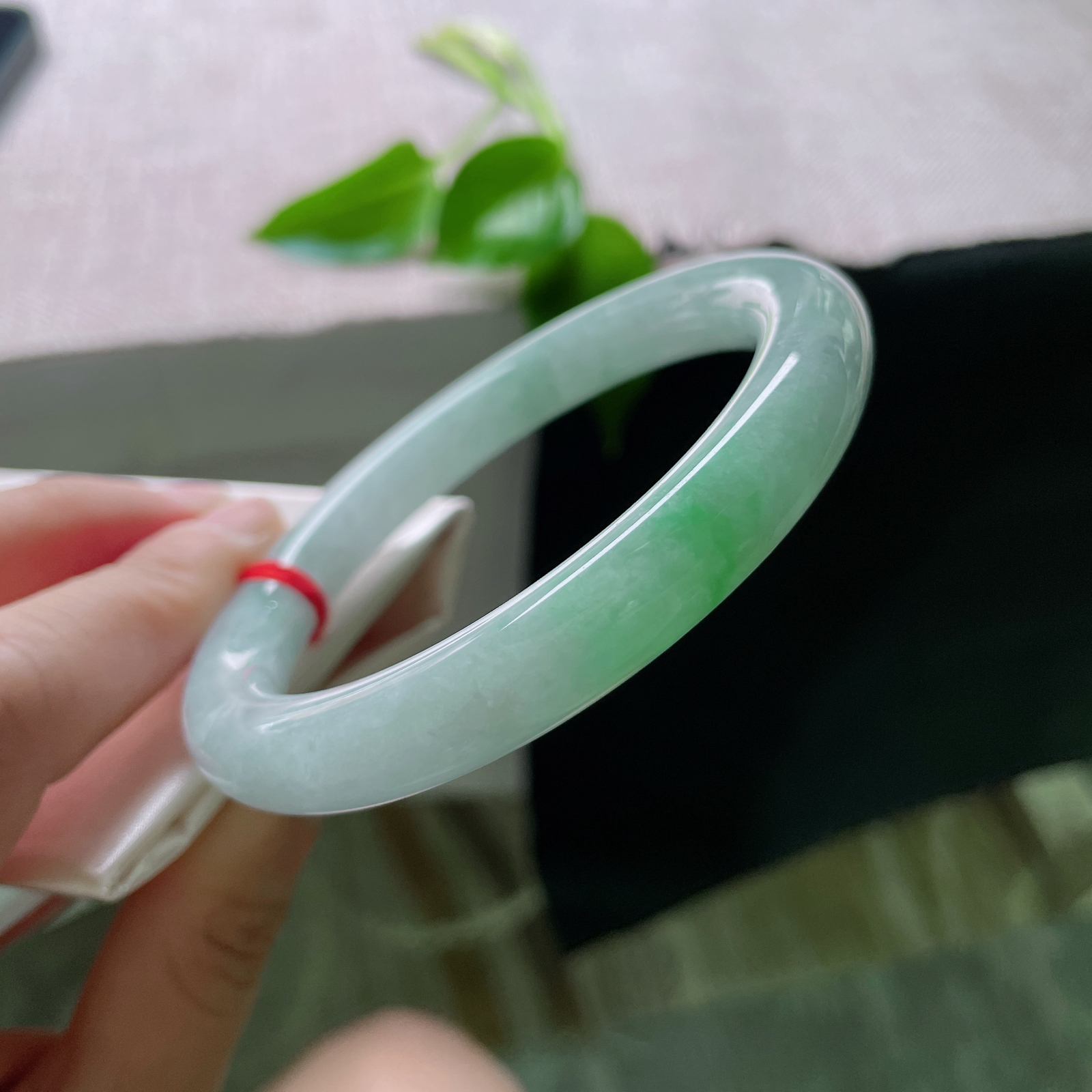 59.7/9.8，绿底圆条，一抹翠色鲜活灵动，种老，佩戴优雅永不过时，皮纹。