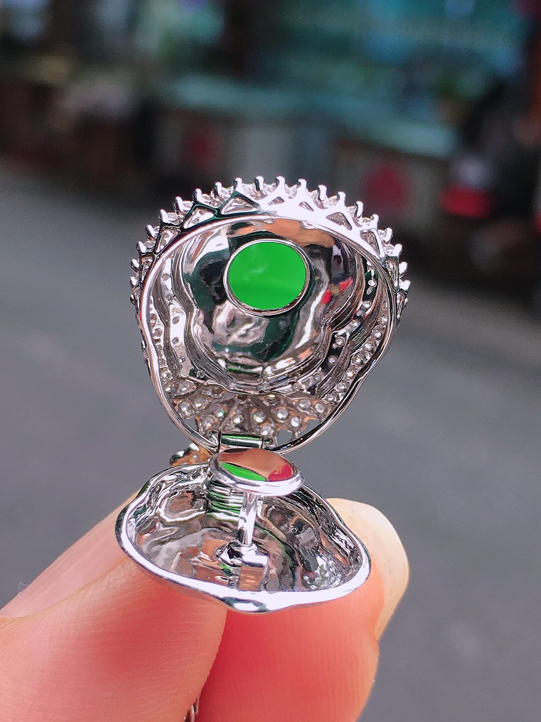 阳绿葫芦吊坠，色泽均匀艳丽，玉质细腻，荧光感超
强，饱满圆润，尽显优雅气质，18k
金豪华镶嵌