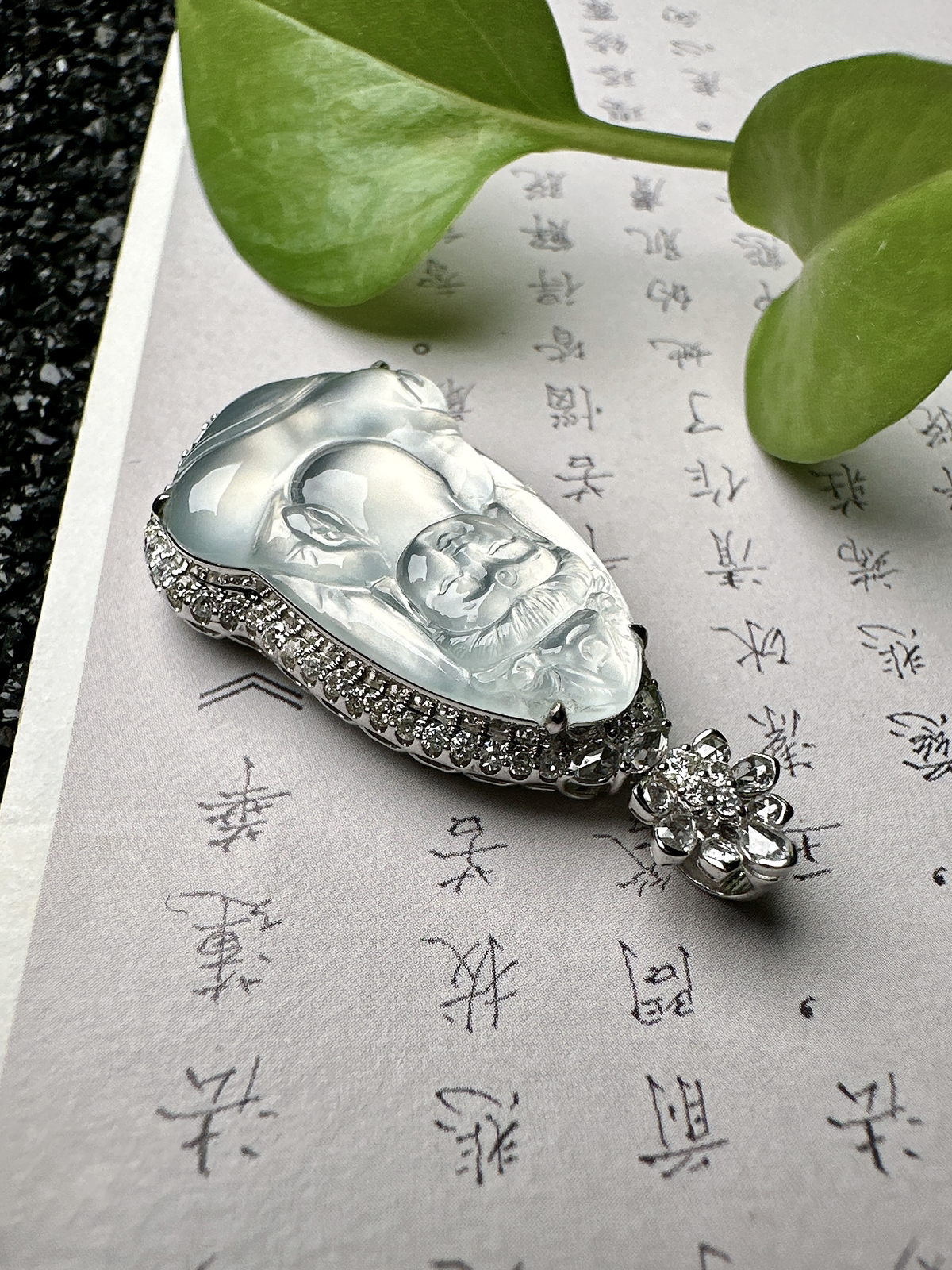 【冰种宝宝观音吊坠】种水上乘，晶莹剔透，纯净通透，莹光感很强，18k金钻镶嵌，裸石尺寸25*16*2.8毫米