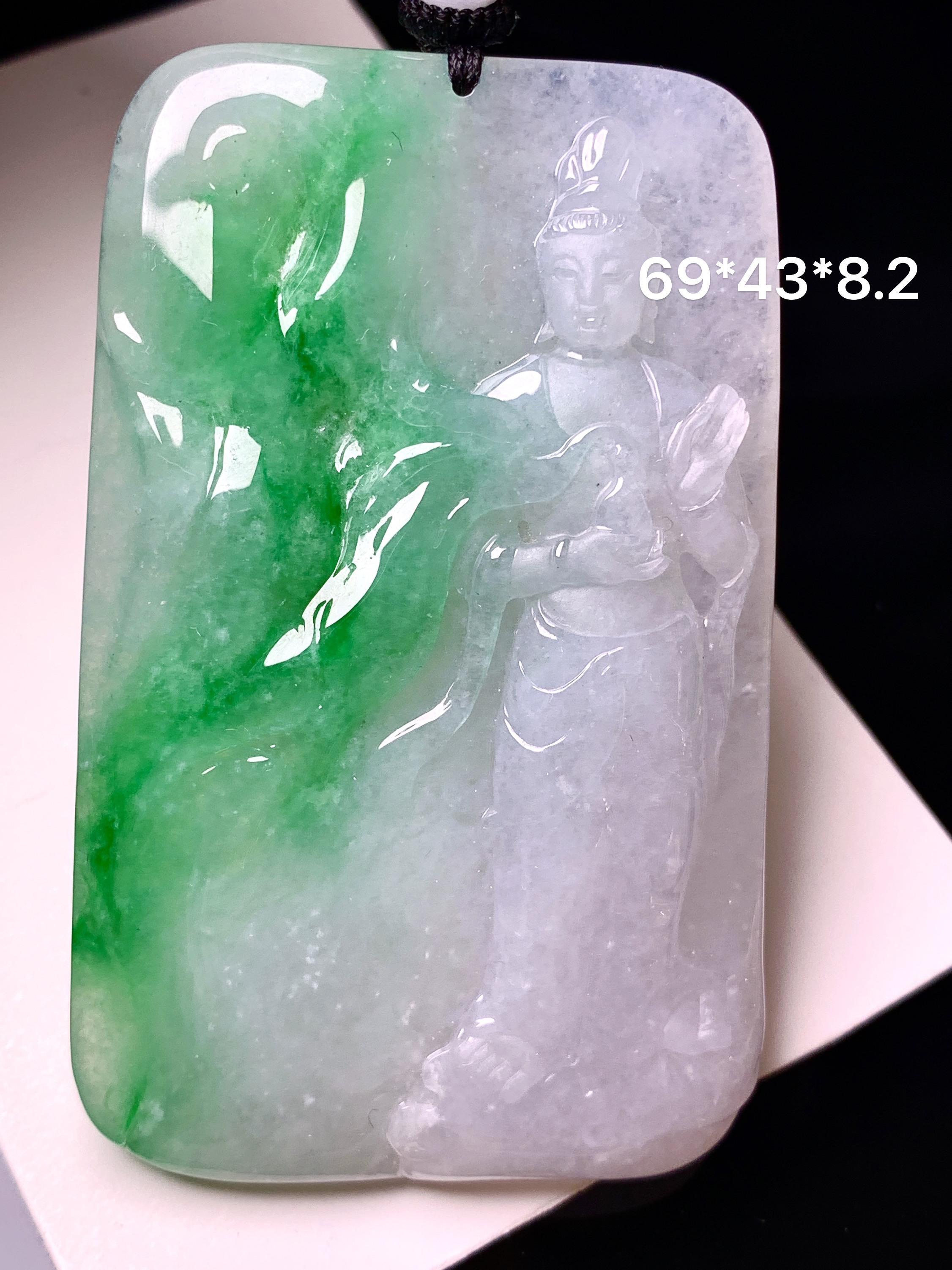飘绿观音菩萨吊坠 玉质细腻 色泽艳丽清新 水润亮眼 整体尺寸69*43*8.2w1