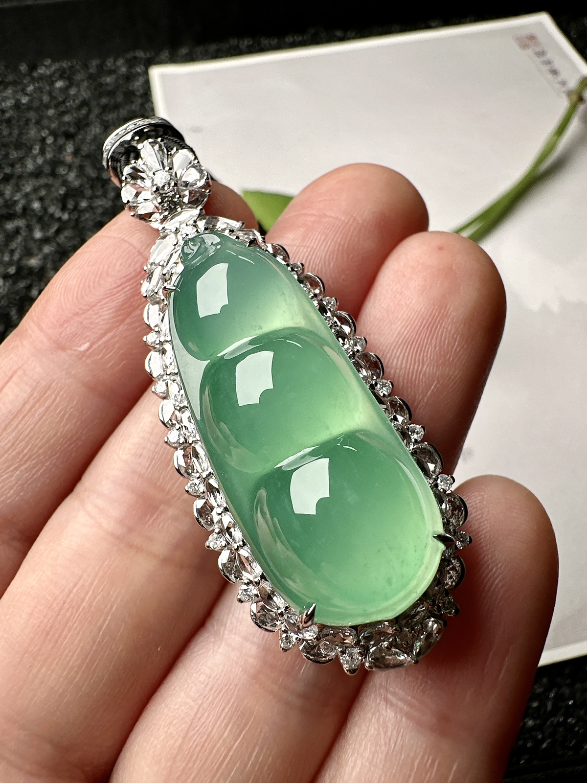 【冰种晴绿福豆吊坠】种地上乘，冰感十足，通透起光，饱满圆润，收藏品质，18k金钻镶嵌，裸石尺寸34.4*14.4*8.6毫米