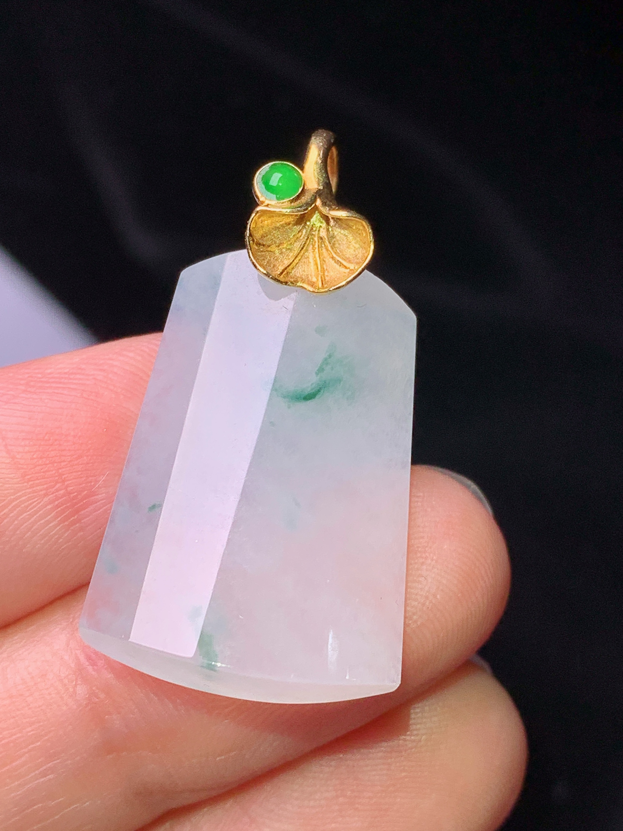18k金镶嵌飘绿无事牌吊坠 玉质细腻 色泽艳丽清新 水润亮眼 整体尺寸31.7*17*5.8b1