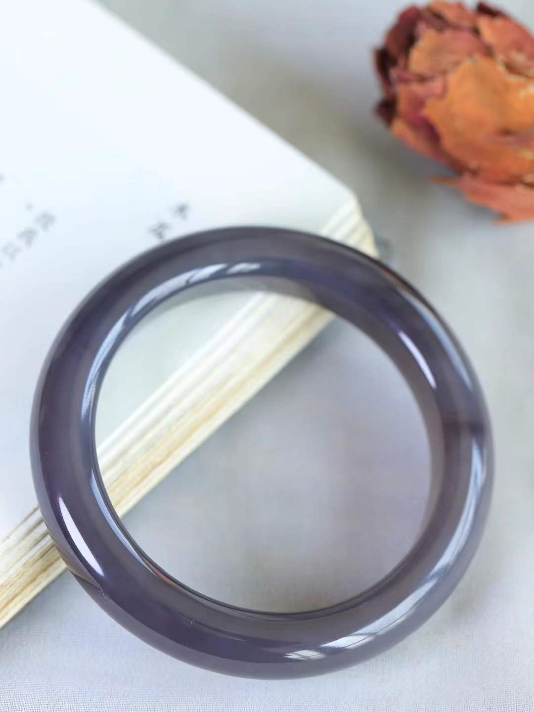 （柔情素语.手镯）

精品和田玉烟紫手镯，玉质细腻，手感温润，光泽柔和，寓意高贵、华丽、祥瑞、喜庆 ，寓意着会带来一派祥和之气！重62克   内径56mm尺寸12-10mm  7840379T