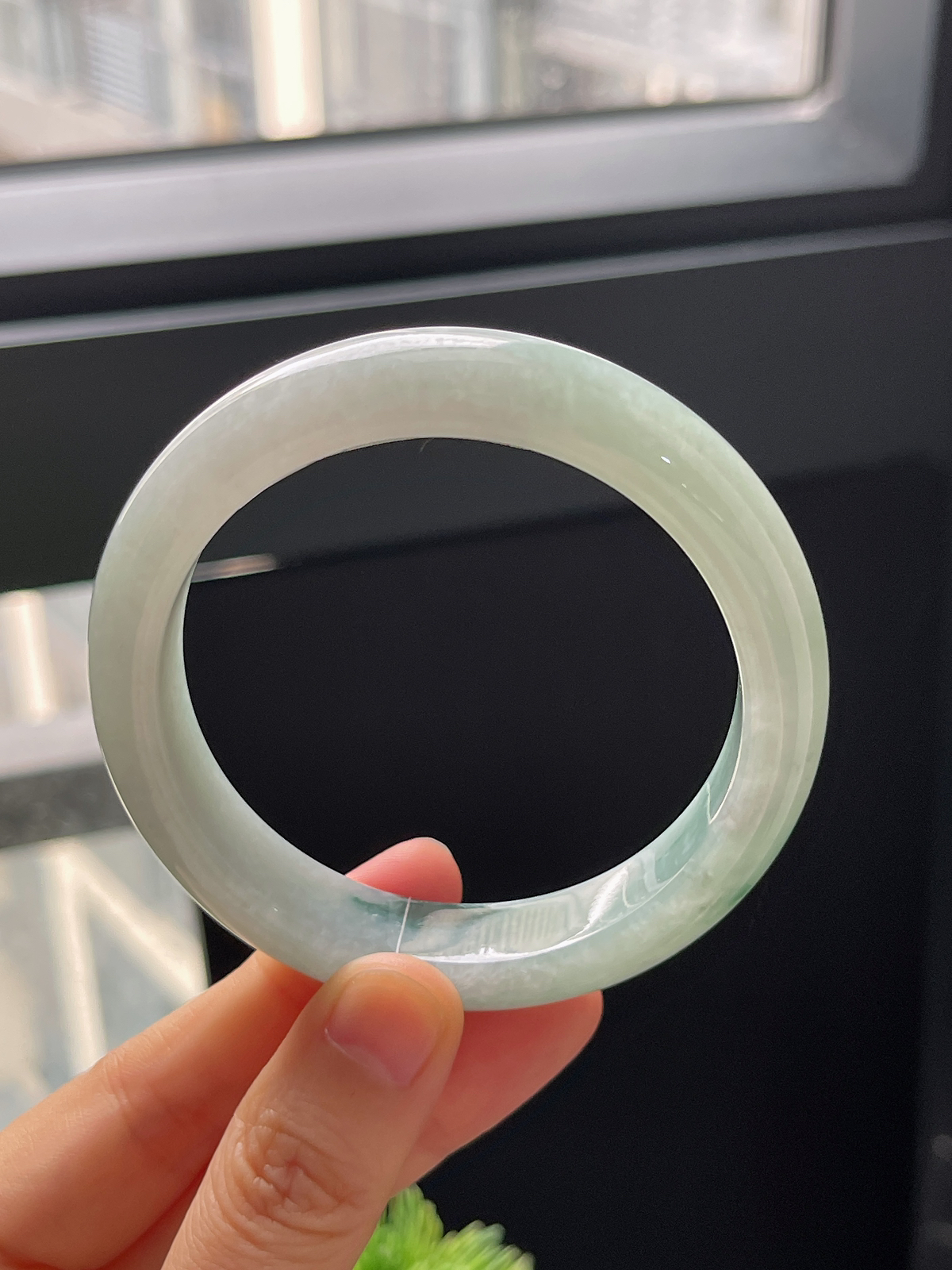 正圈55.8圈口，翡翠糯化种飘绿手镯