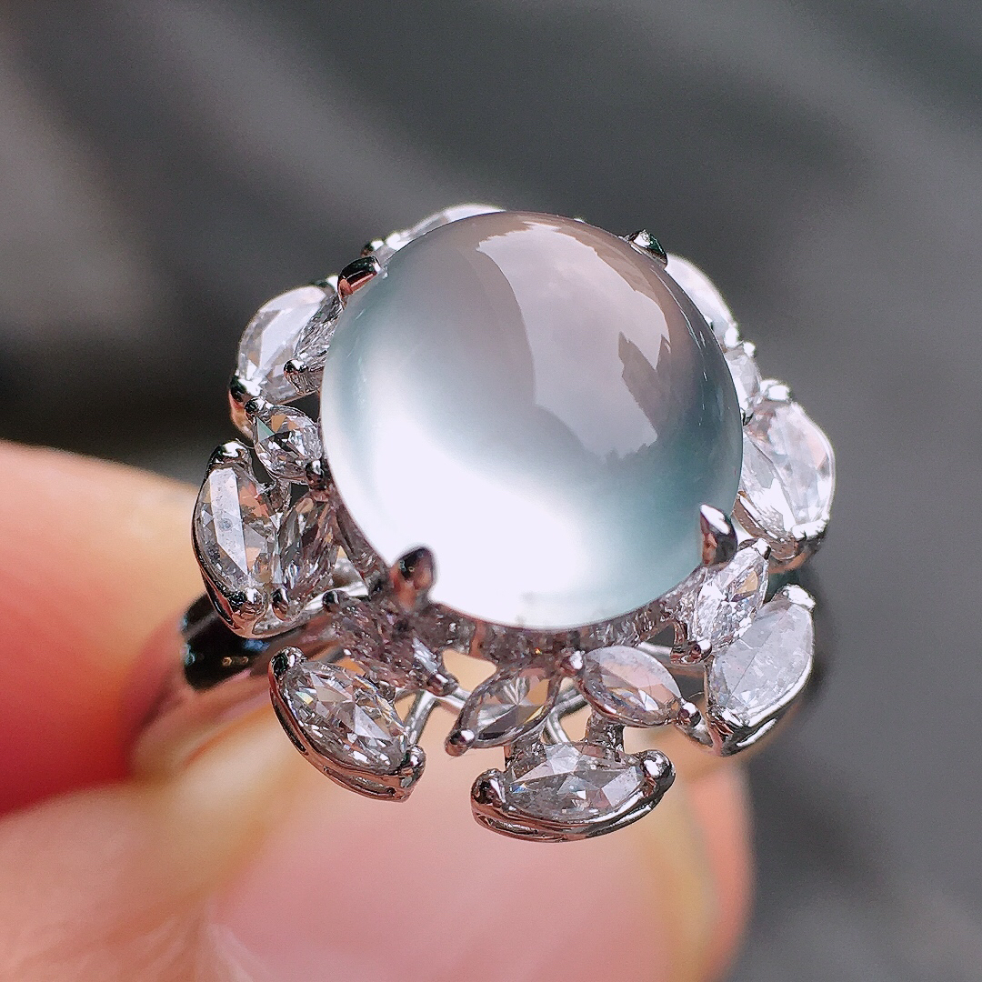 玻璃种蛋面戒指，玉质细腻，荧光感超
强，饱满圆润，尽显优雅气质，18k
金豪华镶嵌