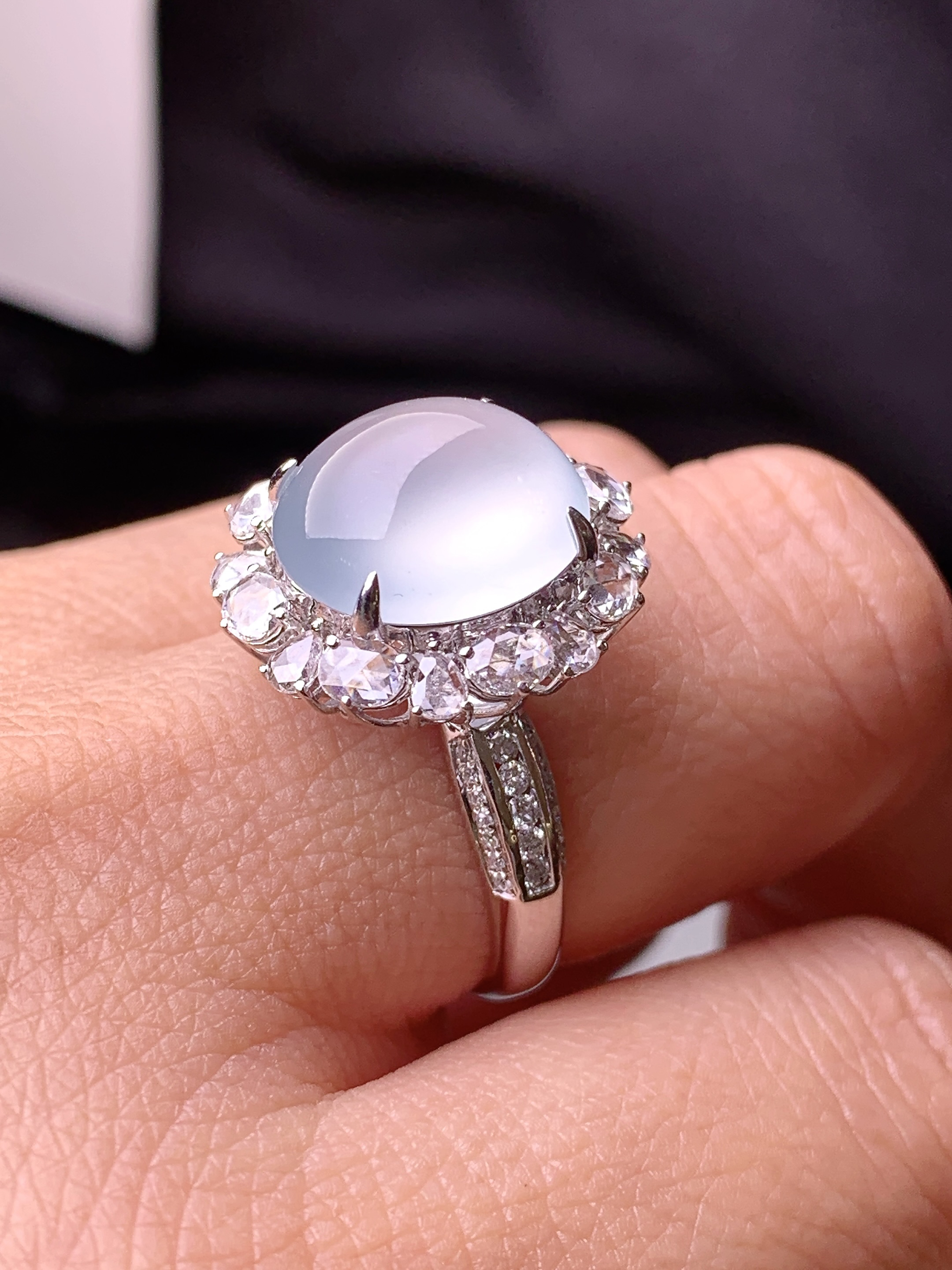 18k金钻镶嵌冰种蛋面戒指 玉质细腻 色泽艳丽清新 水润亮眼 圈口14.5 整体尺寸18*16.5*11.6m3