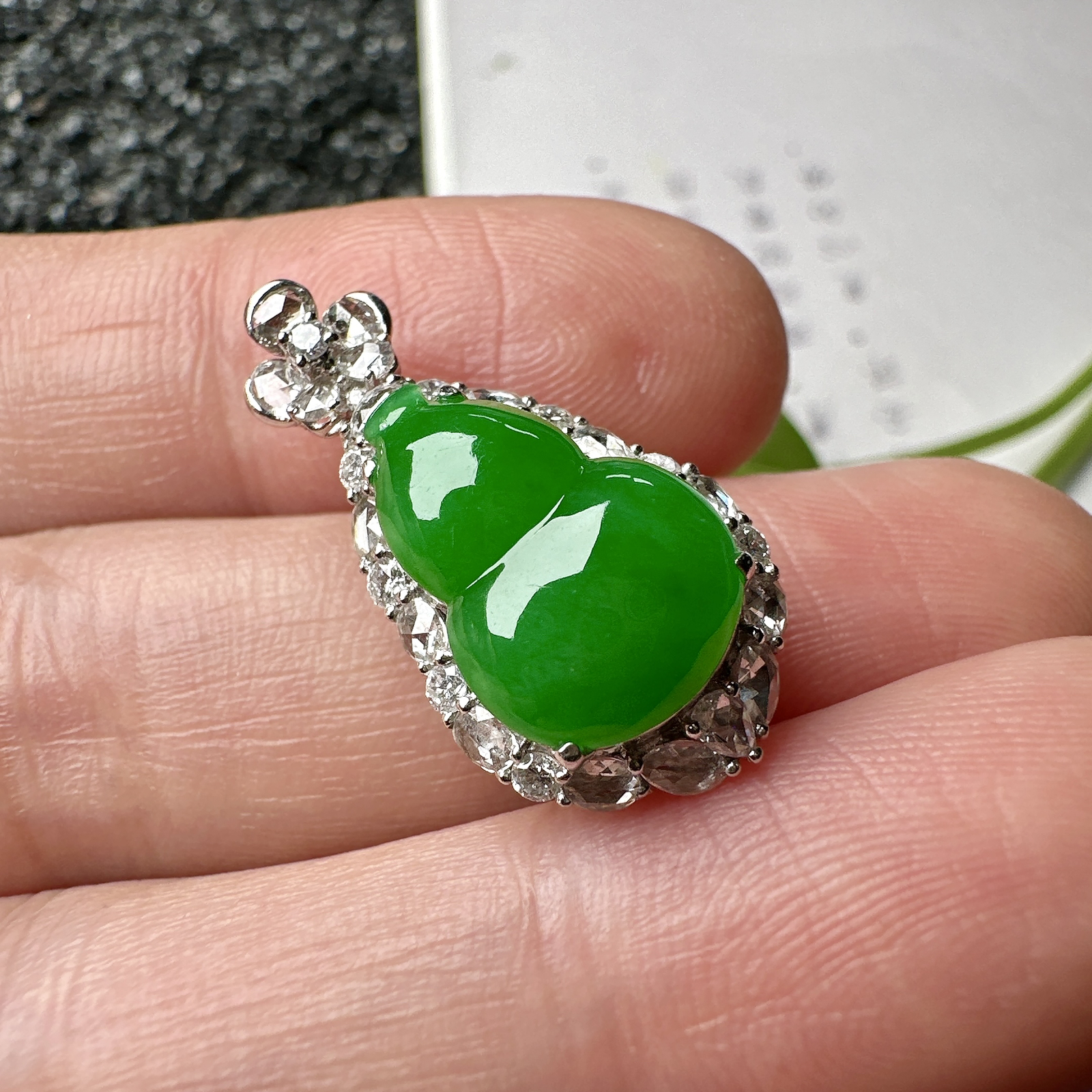 【冰种满绿葫芦吊坠】质地细腻，冰润起光，胶感强烈，冰感明显，18K金钻精美镶嵌，裸石尺寸14.4*9.9*3.4毫米