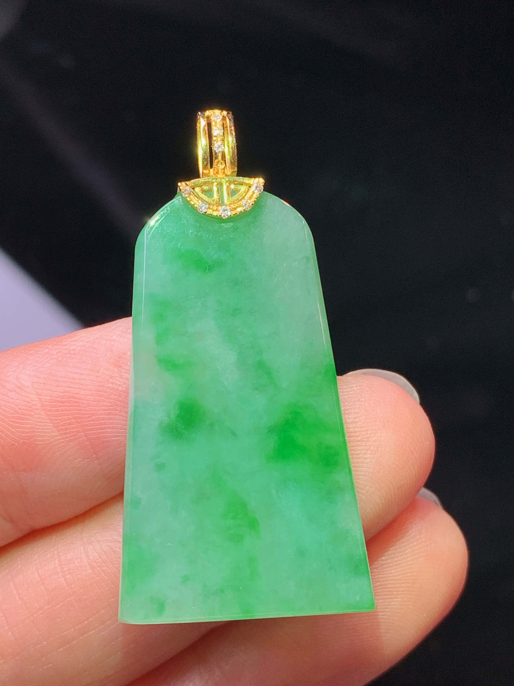18k金钻镶嵌翠绿无事牌吊坠 玉质细腻 色泽艳丽清新 水润亮眼 整体尺寸38.8*19*3.5b1