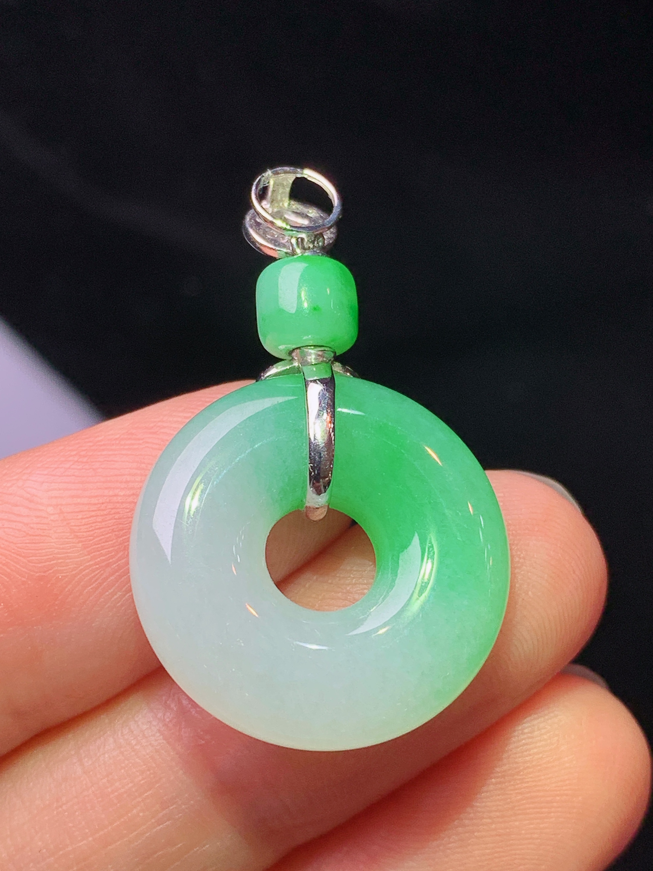 18k金钻镶嵌飘绿平安环吊坠 玉质细腻 色泽艳丽清新 水润亮眼 整体尺寸32.6*50*5.6m1