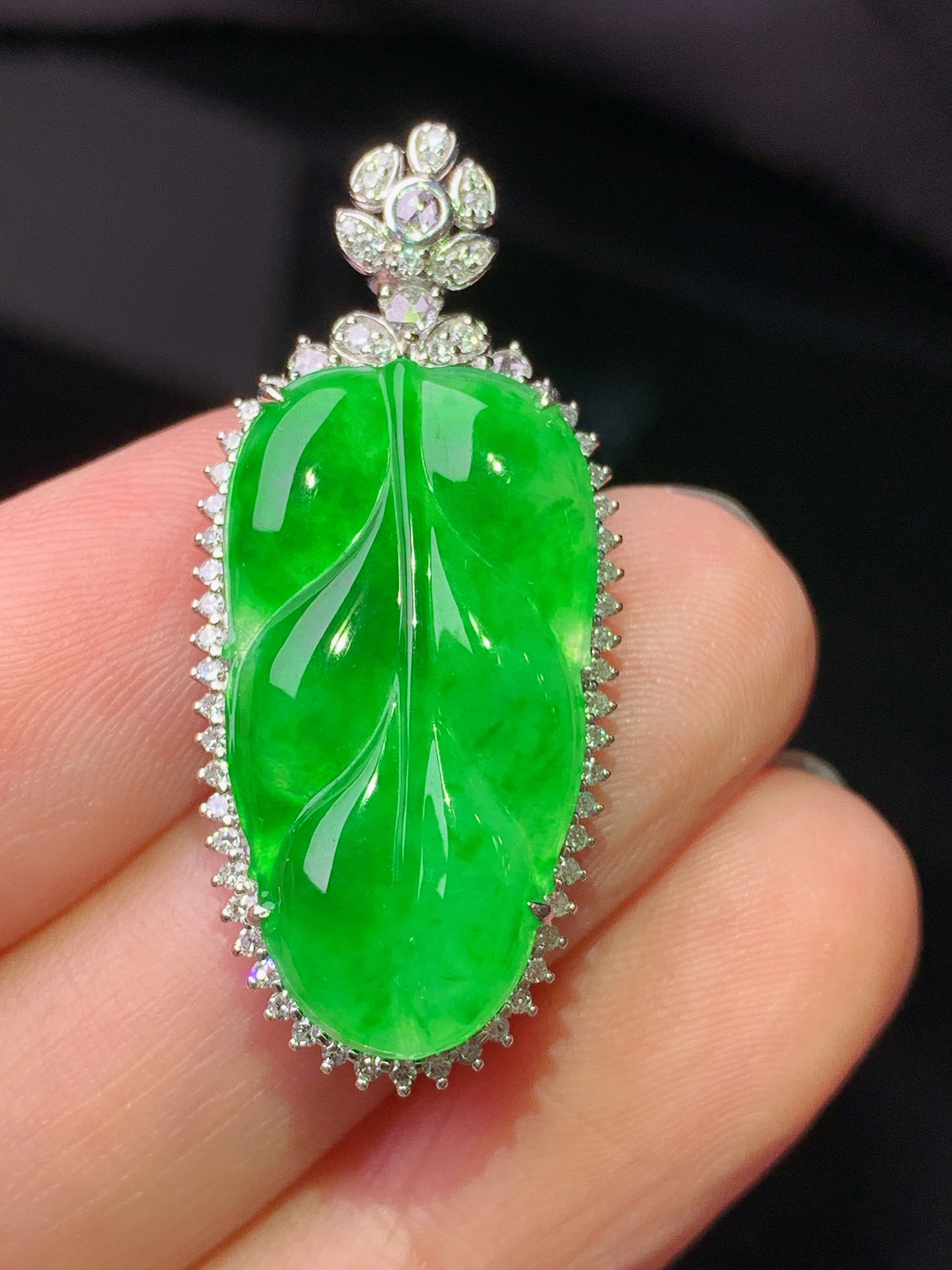 18k金钻镶嵌翠绿树叶吊坠 玉质细腻 色泽艳丽清新 水润亮眼 整体尺寸34.6*15.5*6m2