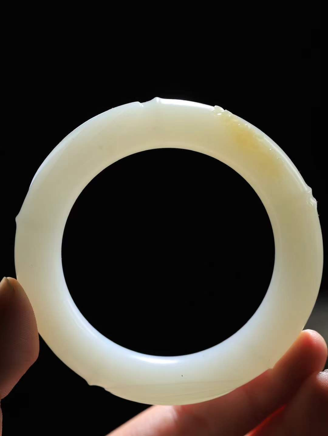 【节节高升.手镯】

精品和田玉糖白玉圆条竹手镯，玉质温润细腻，苏工精雕竹节，竹子品德高尚，生而有节，象征气节正直、不屈不俗。竹叶纤秀俊逸，舒展自如，迎风摇曳，柔美清逸，清新典雅。️整器画面空灵简洁佩于胸前，寓意祝福，高风亮节，步步高升。
内径54.5mm尺寸13-12.6mm重78.3克9940377T