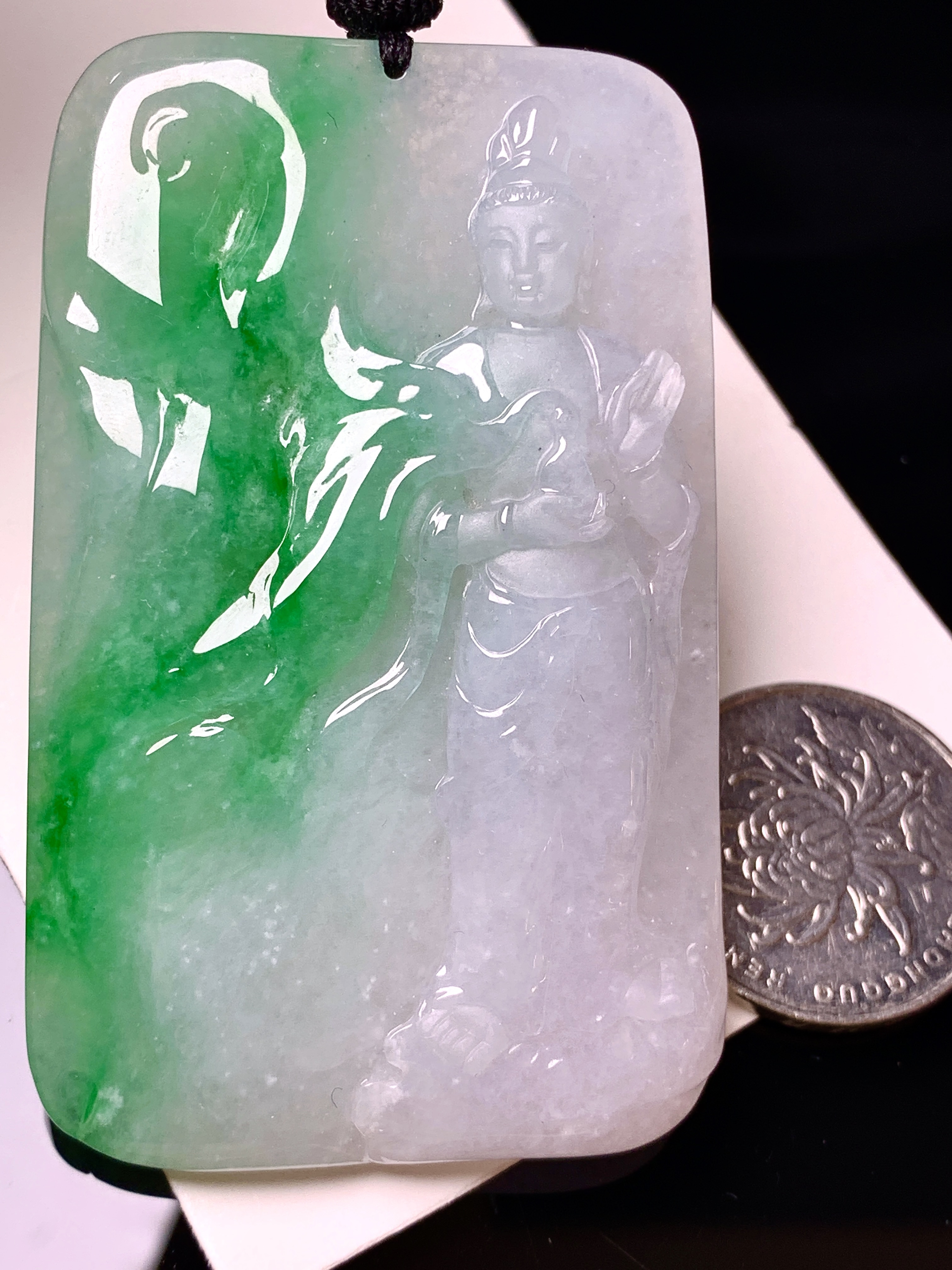 飘绿观音菩萨吊坠 玉质细腻 色泽艳丽清新 水润亮眼 整体尺寸69*43*8.2w1