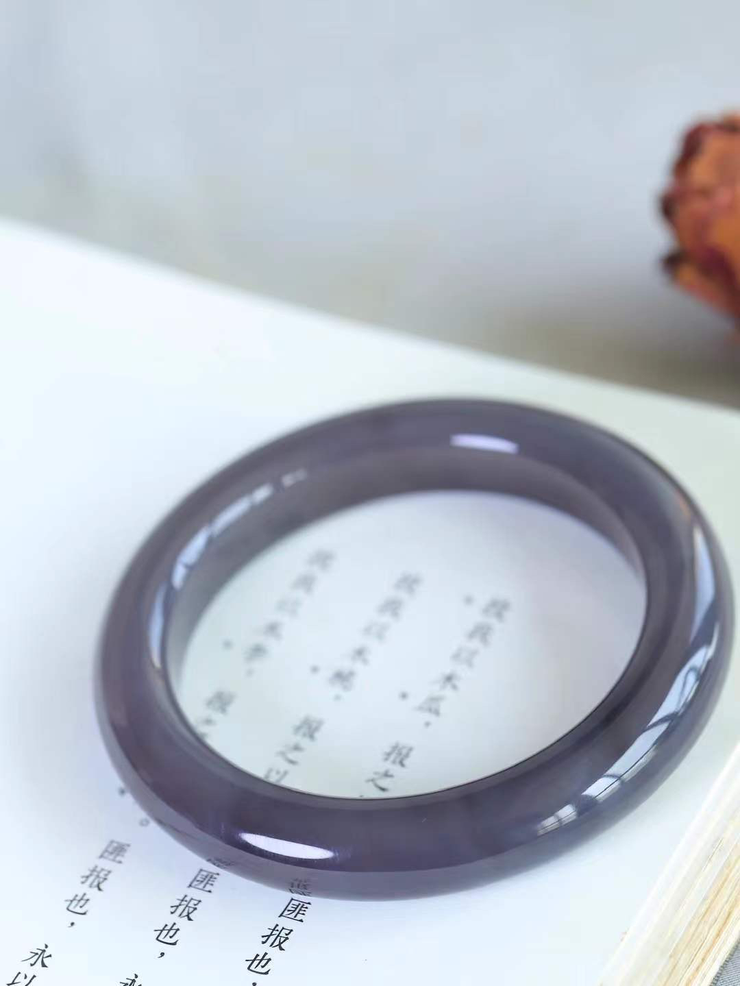 （柔情素语.手镯）

精品和田玉烟紫手镯，玉质细腻，手感温润，光泽柔和，寓意高贵、华丽、祥瑞、喜庆 ，寓意着会带来一派祥和之气！重62克   内径56mm尺寸12-10mm  7840379T