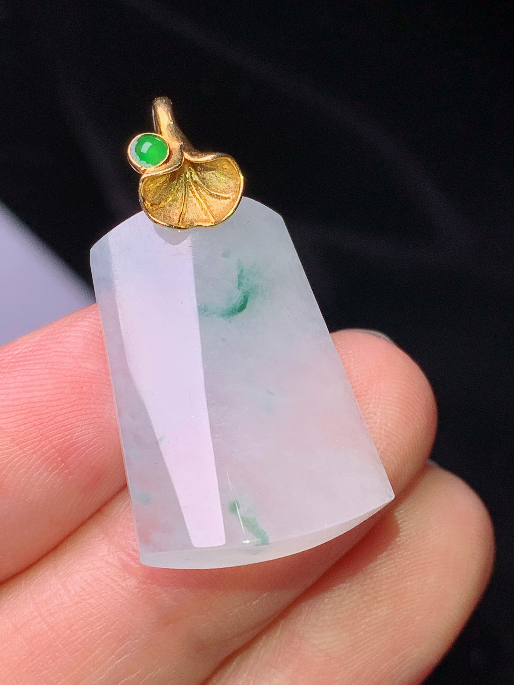 18k金镶嵌飘绿无事牌吊坠 玉质细腻 色泽艳丽清新 水润亮眼 整体尺寸31.7*17*5.8b1