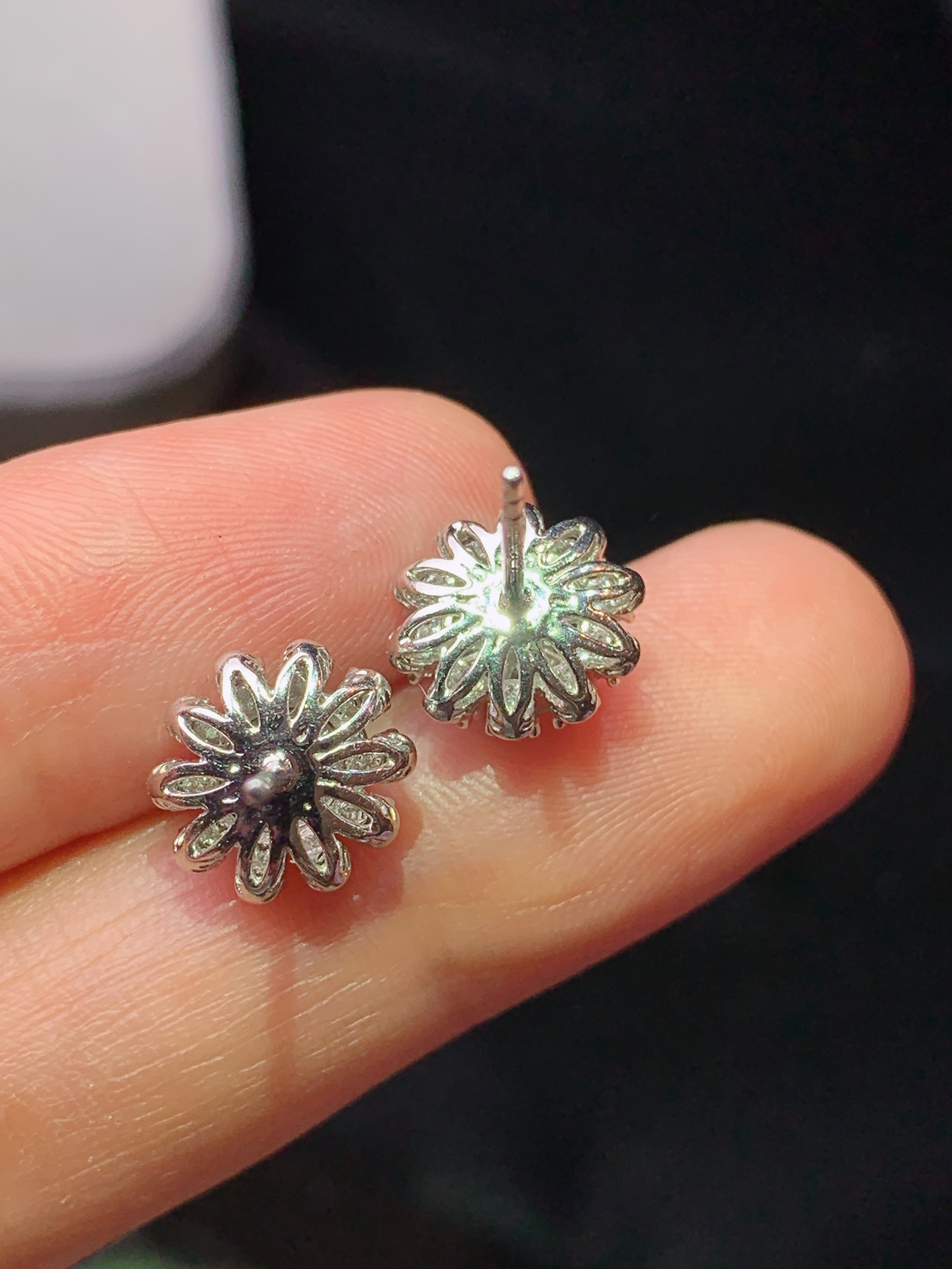 18k金钻镶嵌满绿蛋面耳钉 玉质细腻 色泽艳丽清新 水润亮眼 整体尺寸10*9.5*7b2