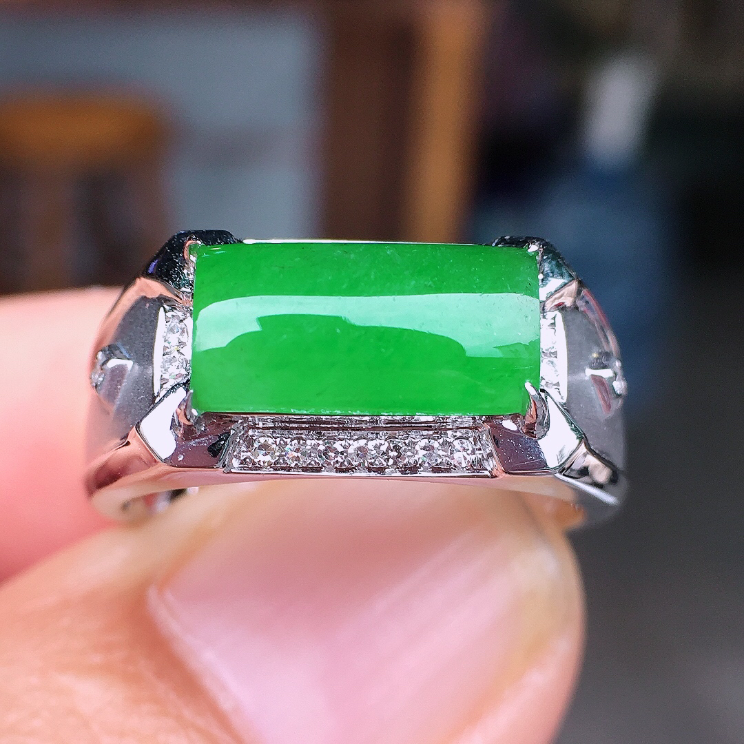 阳绿马鞍戒指，色泽均匀艳丽，玉质细腻，荧光感超
强，饱满圆润，尽显优雅气质，18k
金豪华镶嵌