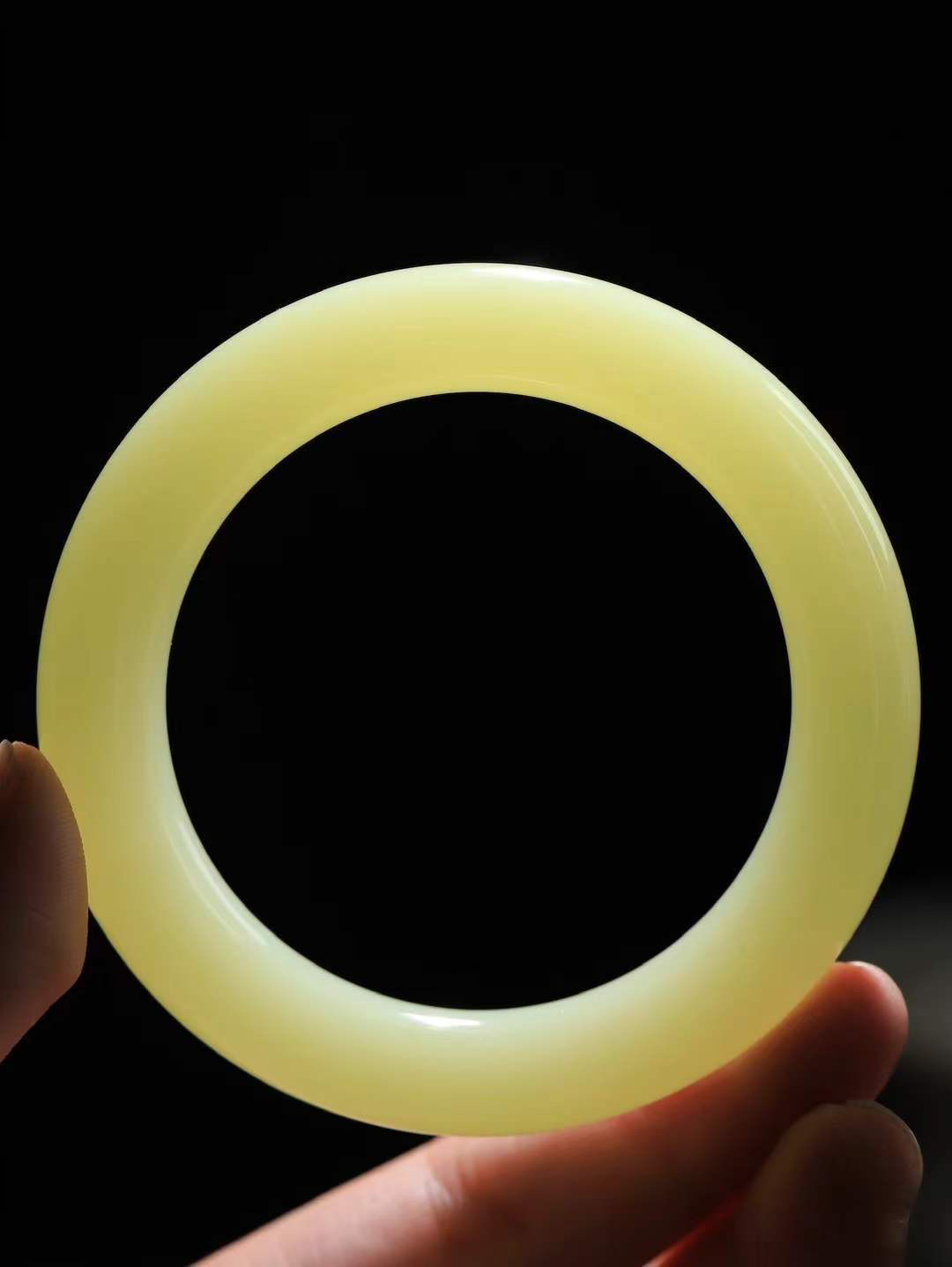 （冬日暖阳.手镯）

精品️和田玉黄口圆条手镯 质地油润，大气雅致，清风明月潺潺，浮浮洗尽铅华随于心，净于念……重70.7克  尺寸56.5-12-11.7mm fDT-9940374