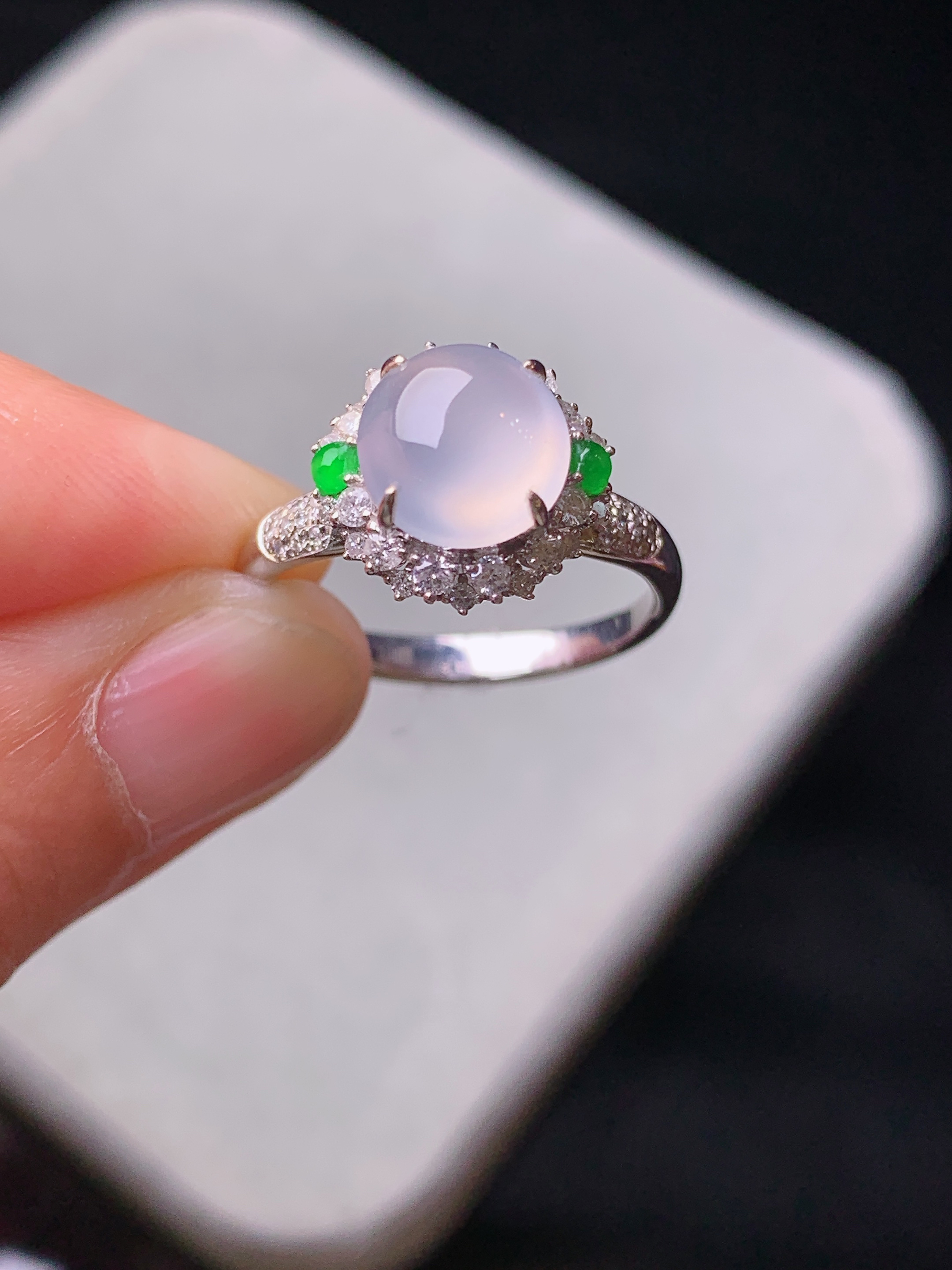 18k金钻镶嵌冰种蛋面戒指 玉质细腻 色泽艳丽清新 水润亮眼 圈口14 整体尺寸11.3*11.8*9.5t1