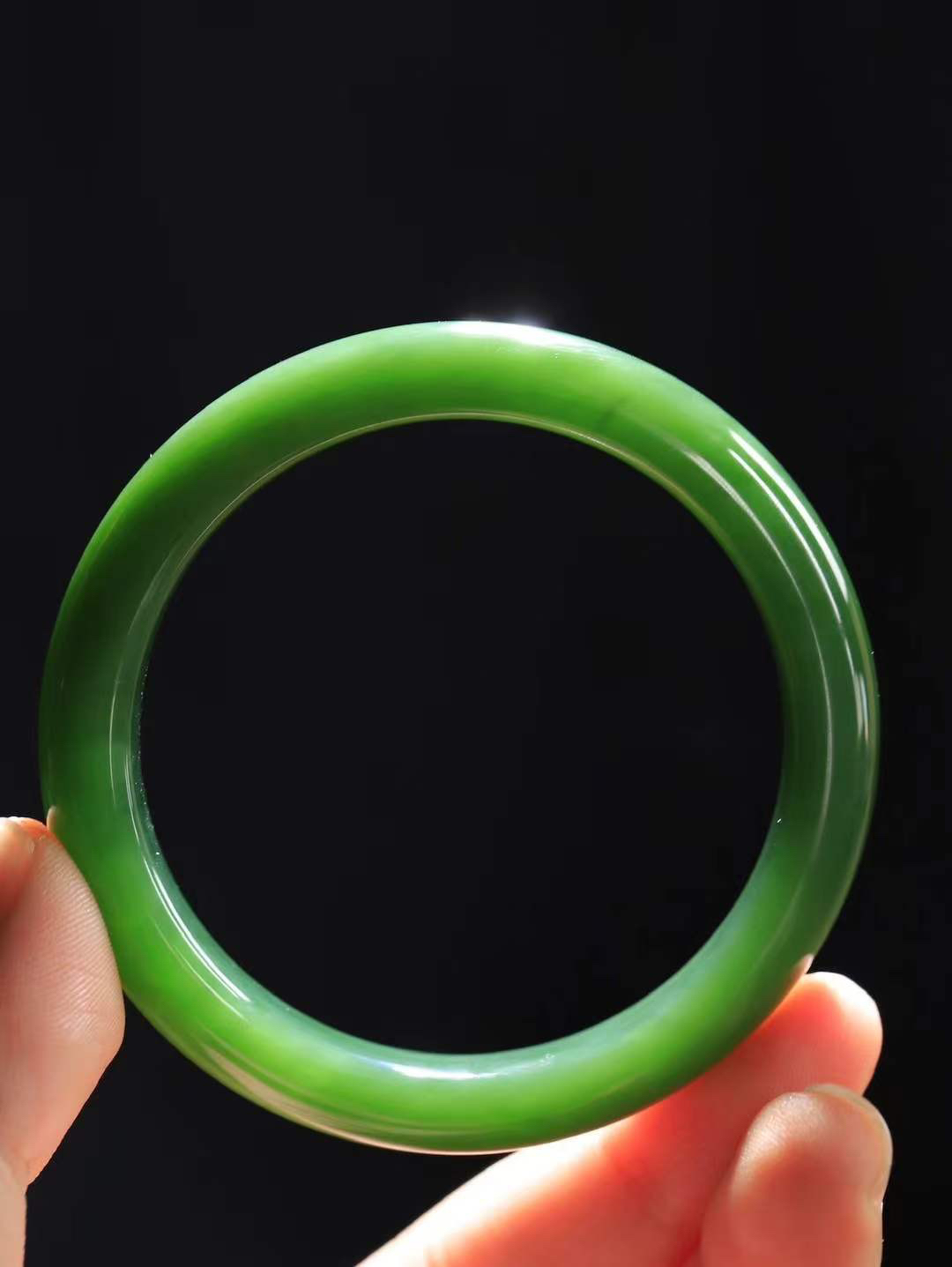 【碧波流转·手镯】

精品️和田玉碧玉手镯，玉质，细腻温润，手感舒适，️线条流畅，简约大气，美自天成，佩戴于腕间，婉约之美，举手投足间透出那份低调奢华，醉人心扉。
重50.5克 内径圈口56mm尺寸11.8-8.2mm  FDA-1340208